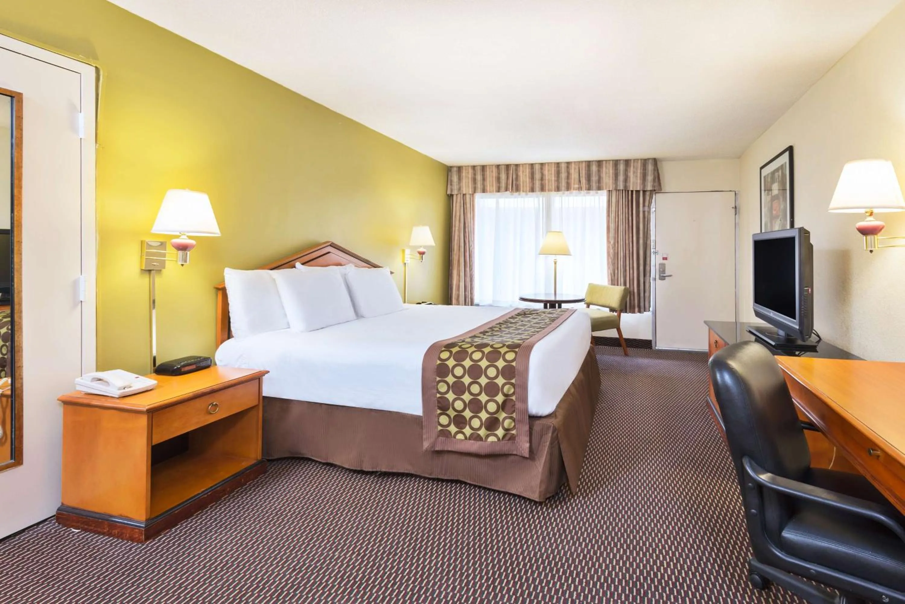 King Studio Suite - Non-Smoking in Ramada by Wyndham Pikesville/Baltimore North