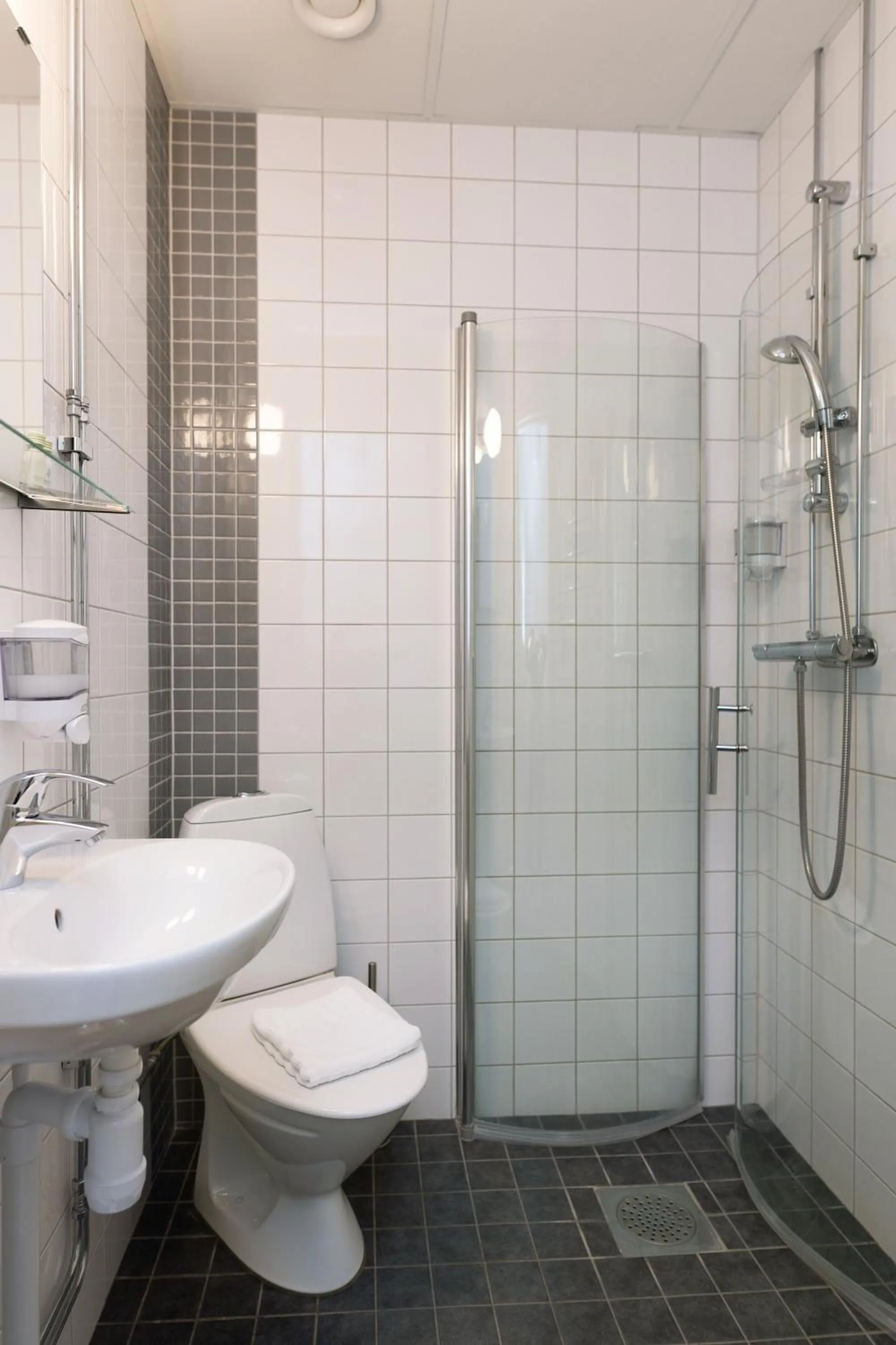 Small Single Room with Private Bathroom in Hotel Söder