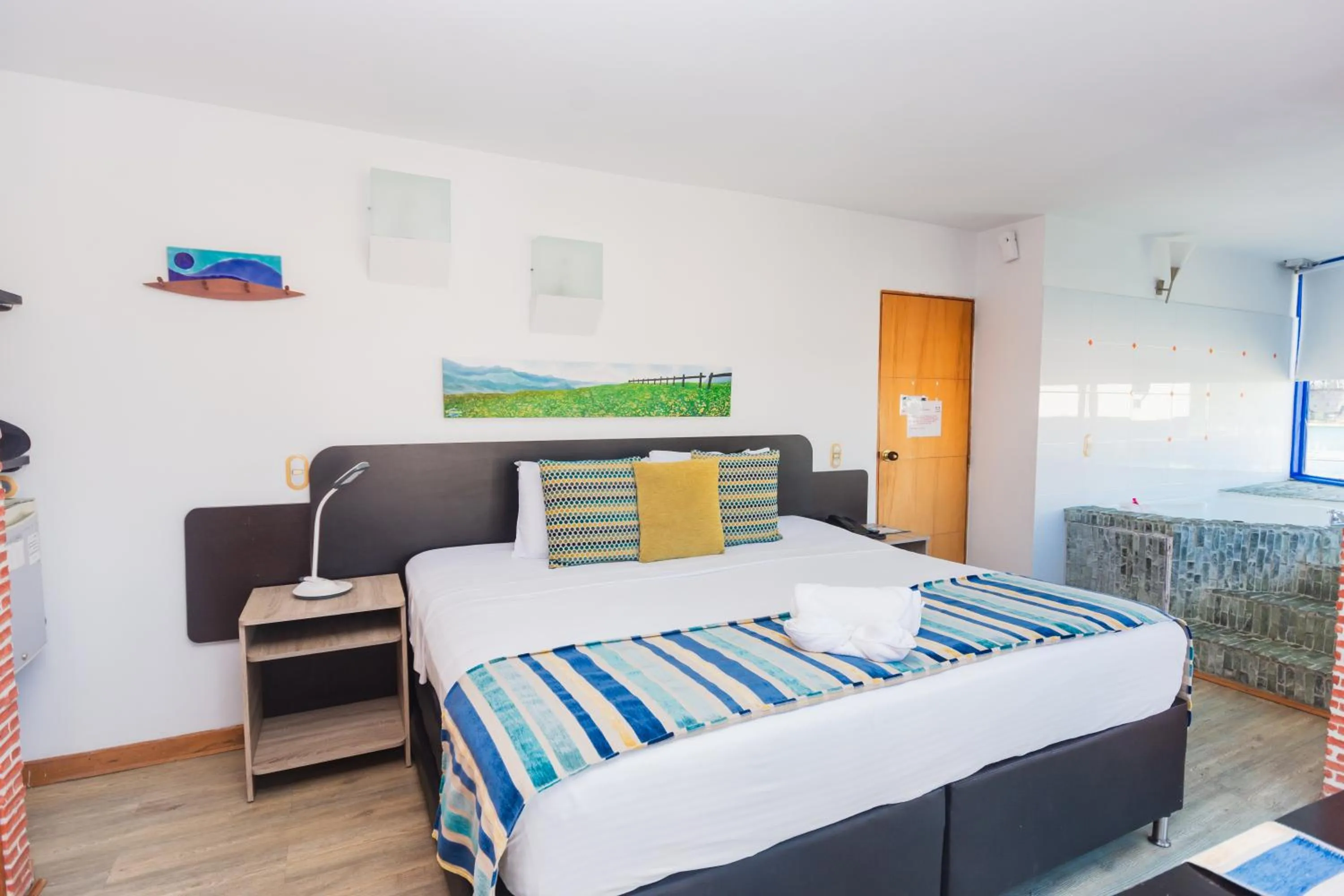 Suite with Lake View in Hotel Guatatur