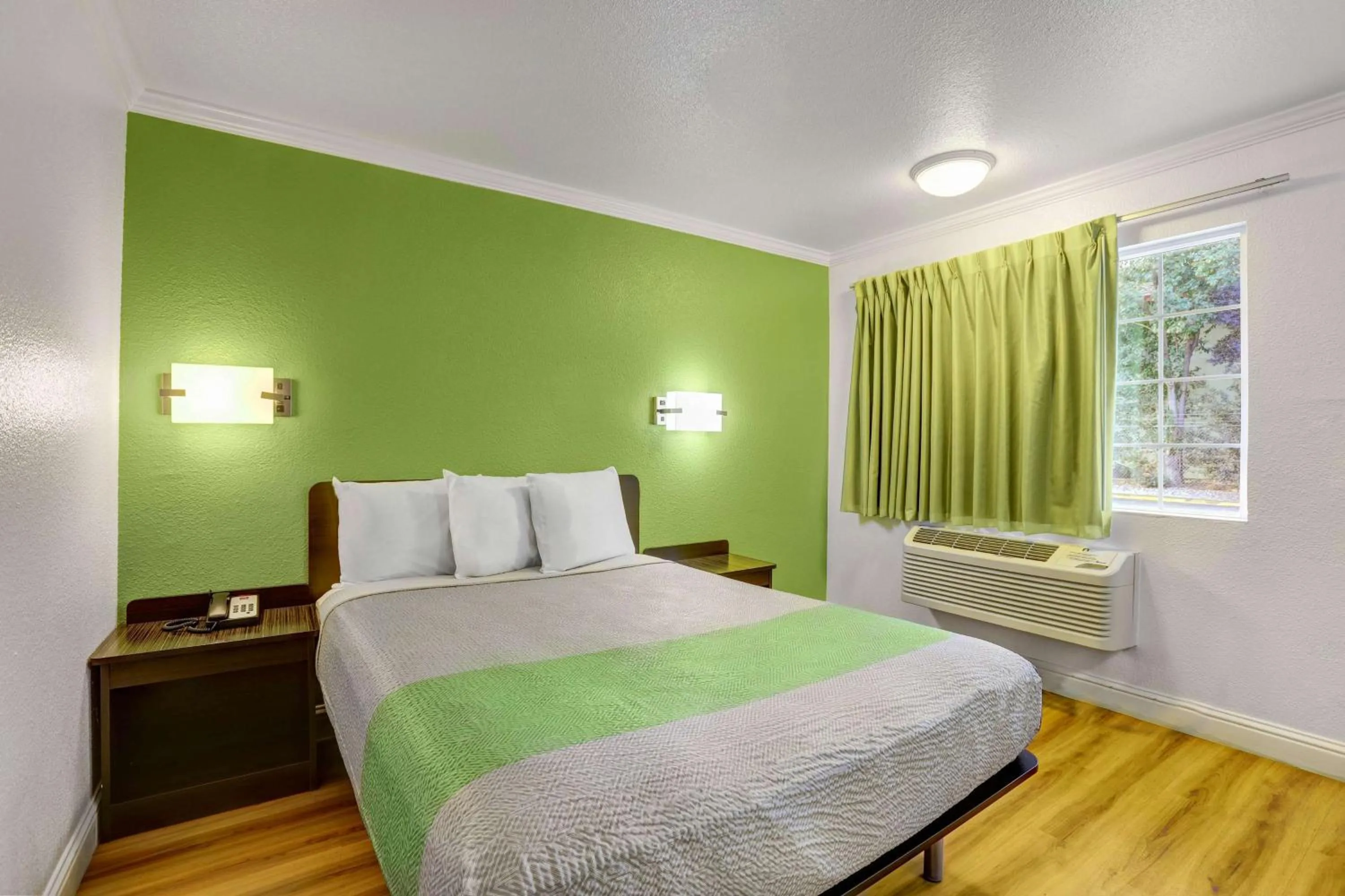 Queen Room - single occupancy - Smoking in Motel 6-King City, CA