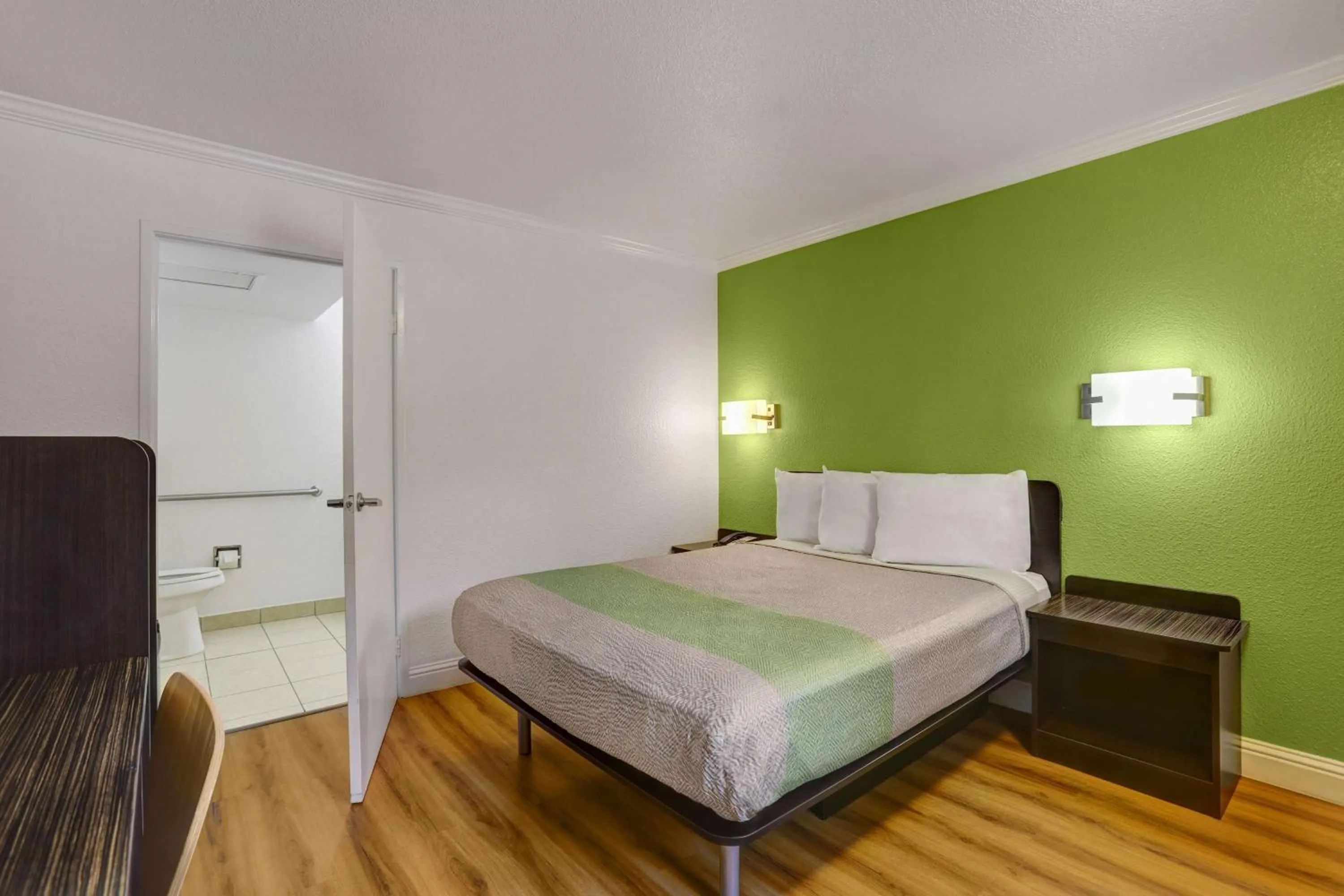 Deluxe King Room - single occupancy - Non-Smoking in Motel 6-King City, CA