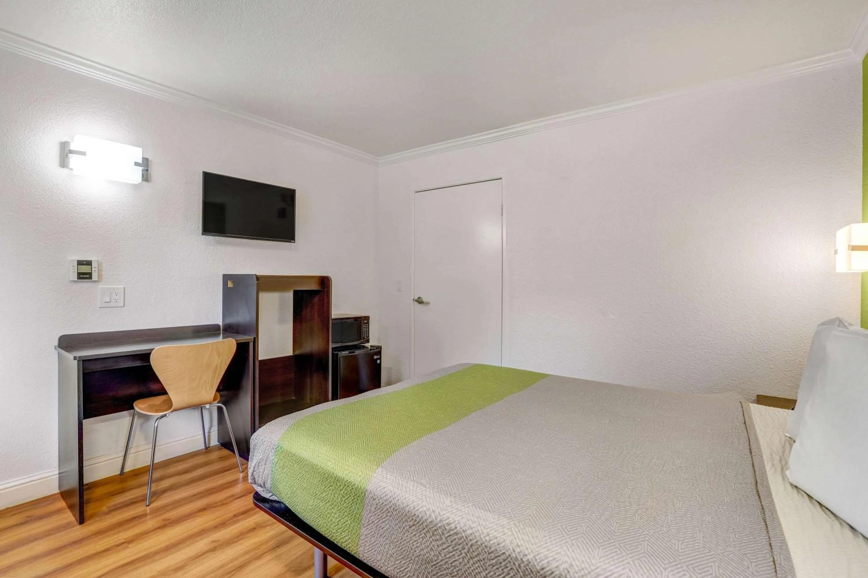 Deluxe Queen Room - single occupancy - Non-Smoking in Motel 6-King City, CA