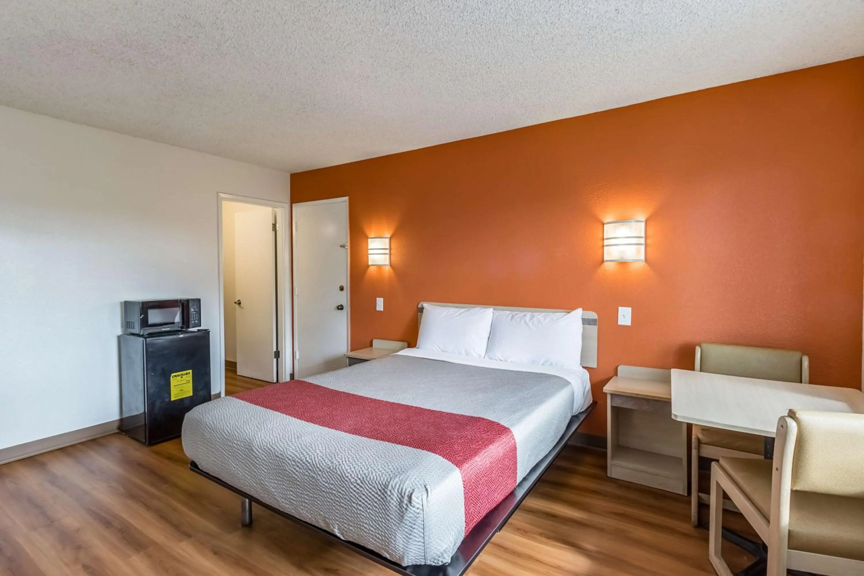 Queen Room - single occupancy - Non-Smoking in Motel 6-Beaverton, OR