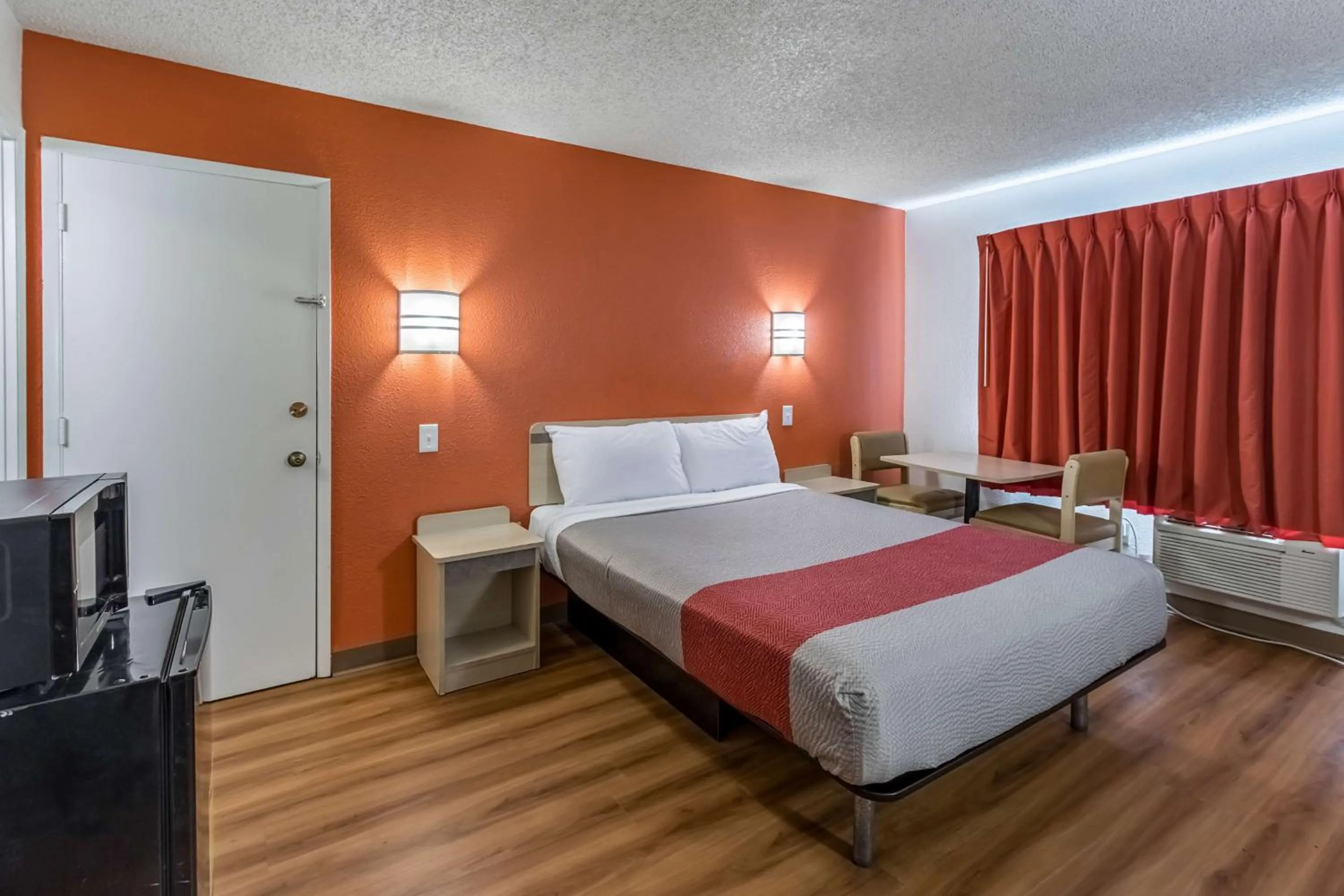 King Room - single occupancy - Non-Smoking in Motel 6-Beaverton, OR