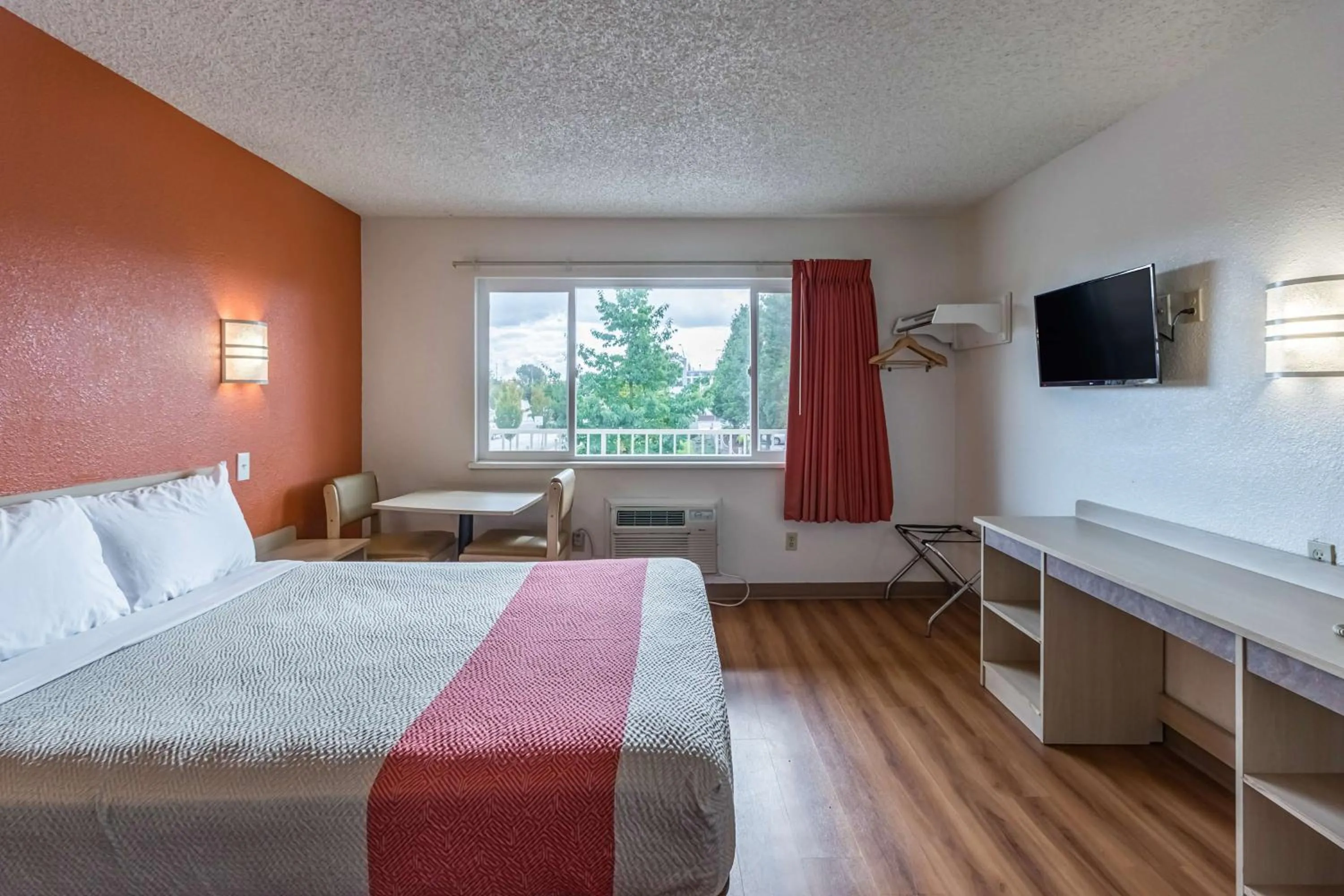 Queen Room - single occupancy - Smoking in Motel 6-Beaverton, OR