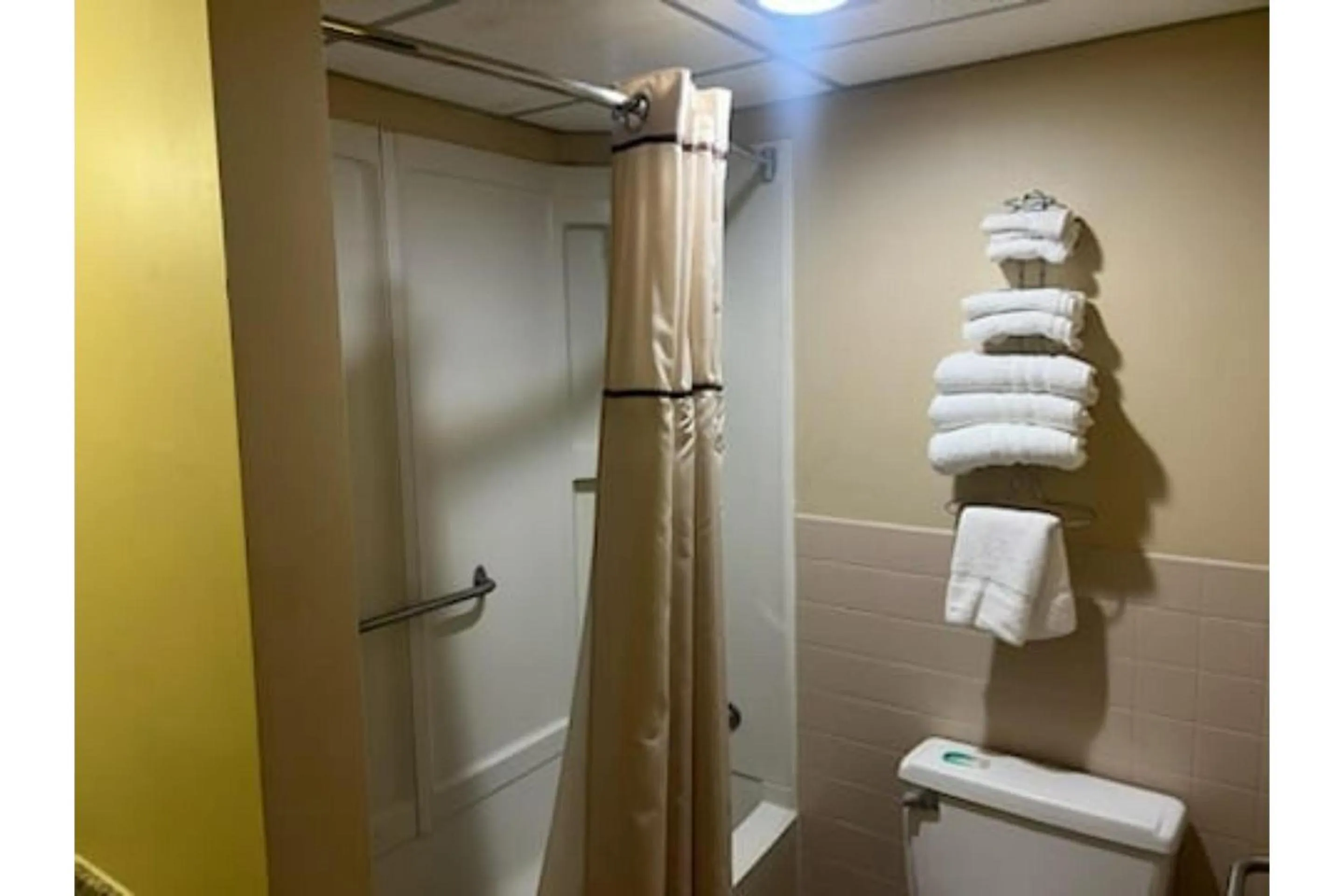 2 Full Bed Smoking in Fairview Inn By OYO Hesston I-135