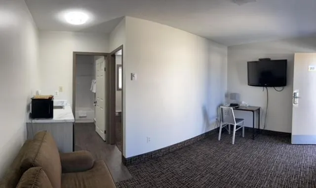 Queen Studio - Non-Smoking in Super 8 by Wyndham Penticton