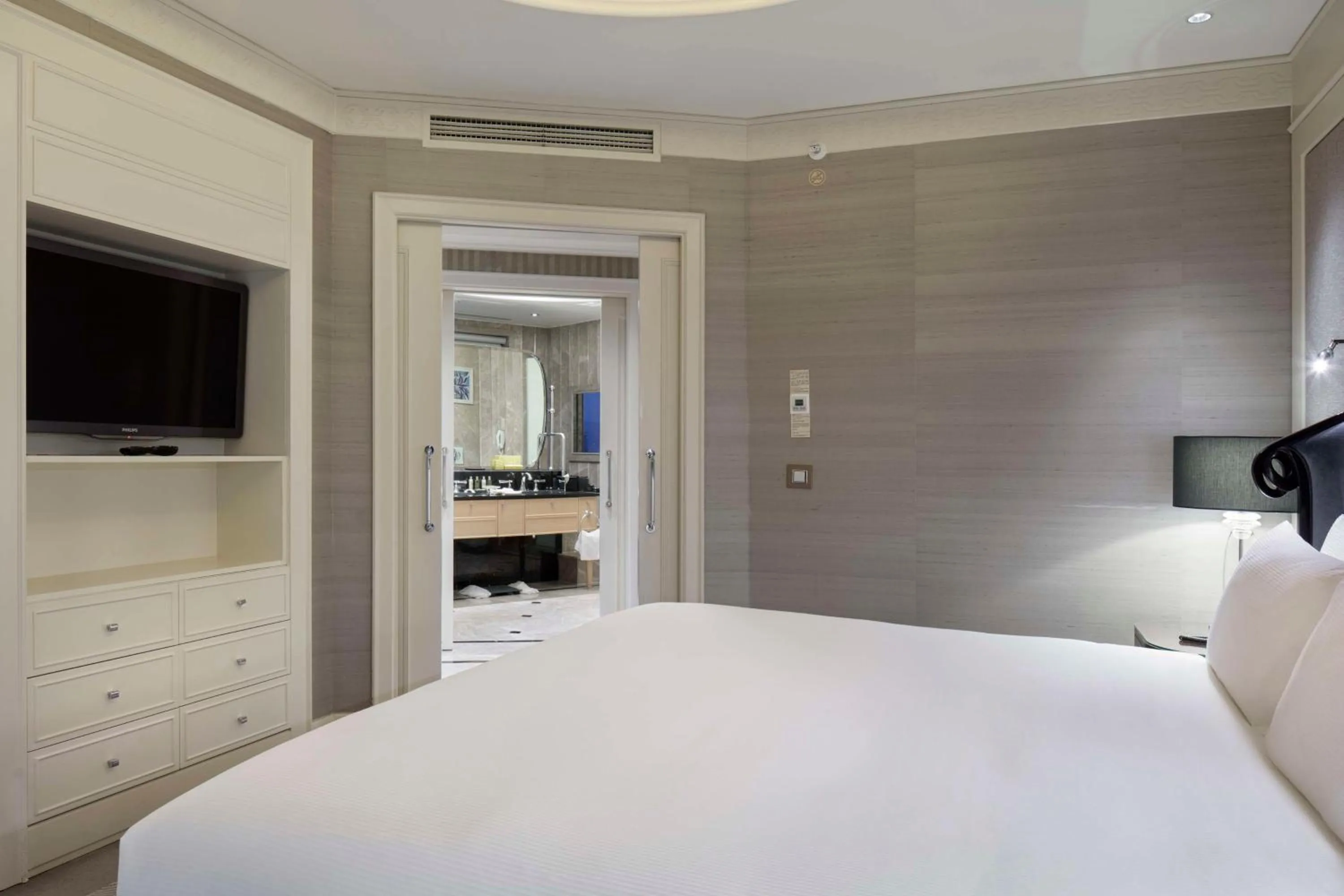 One-Bedroom Corner Suite with Access to Executive Lounge in Hilton Bursa Convention Center & Spa