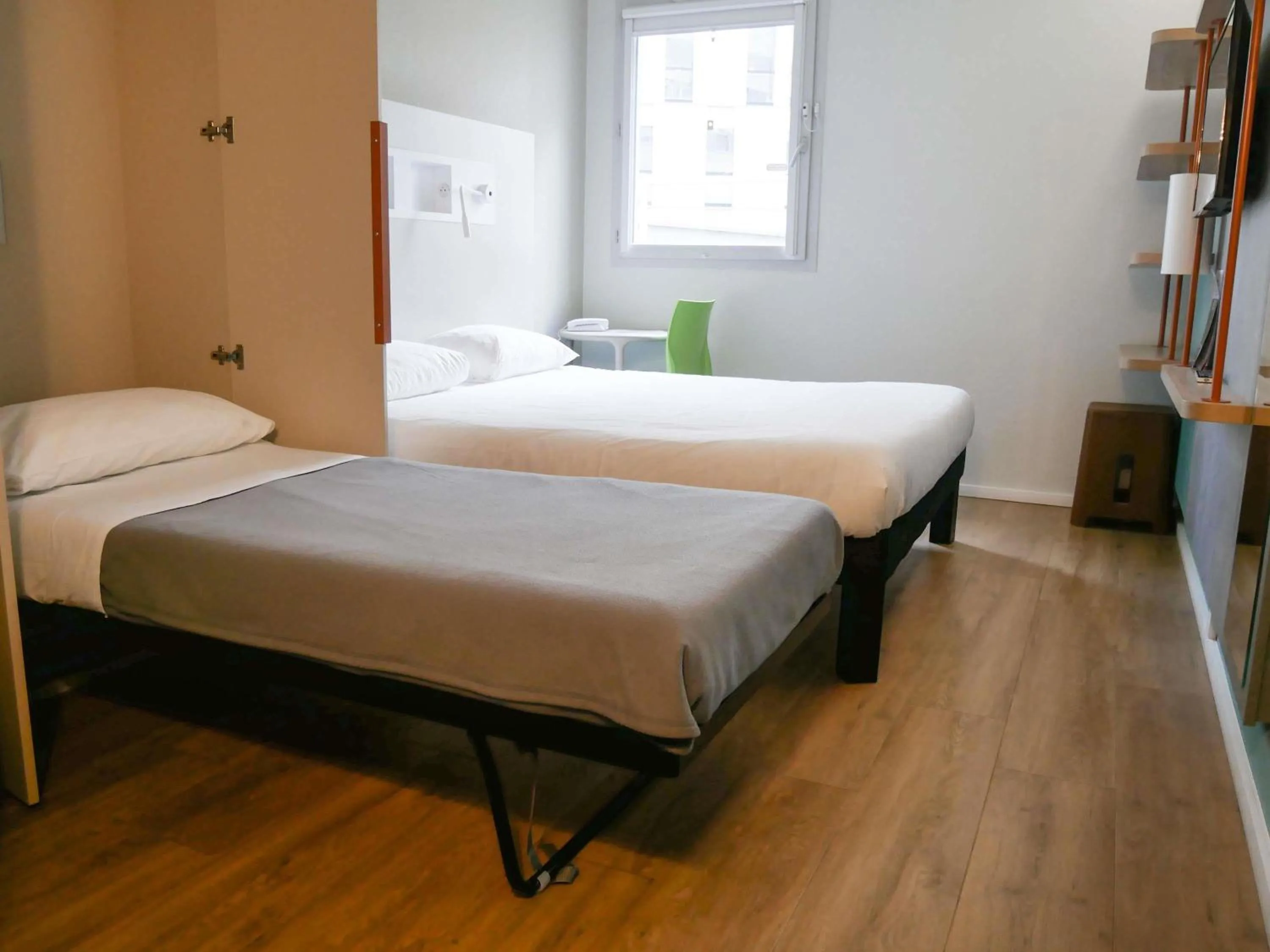 Triple Room with One Double Bed and One Bunk Bed in Ibis budget Dijon Centre Clemenceau
