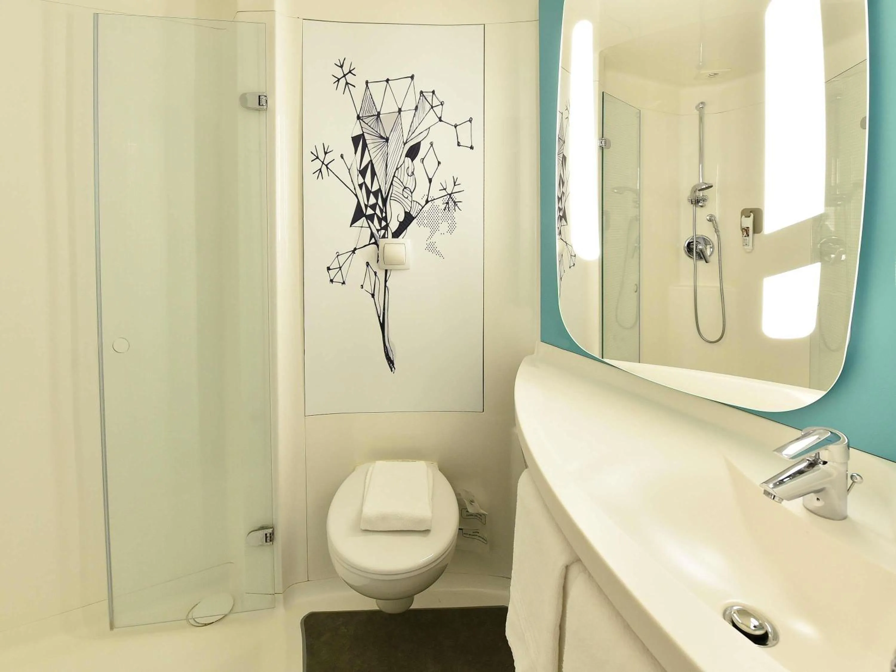 Triple Room with One Double Bed and One Bunk Bed in Ibis budget Dijon Centre Clemenceau