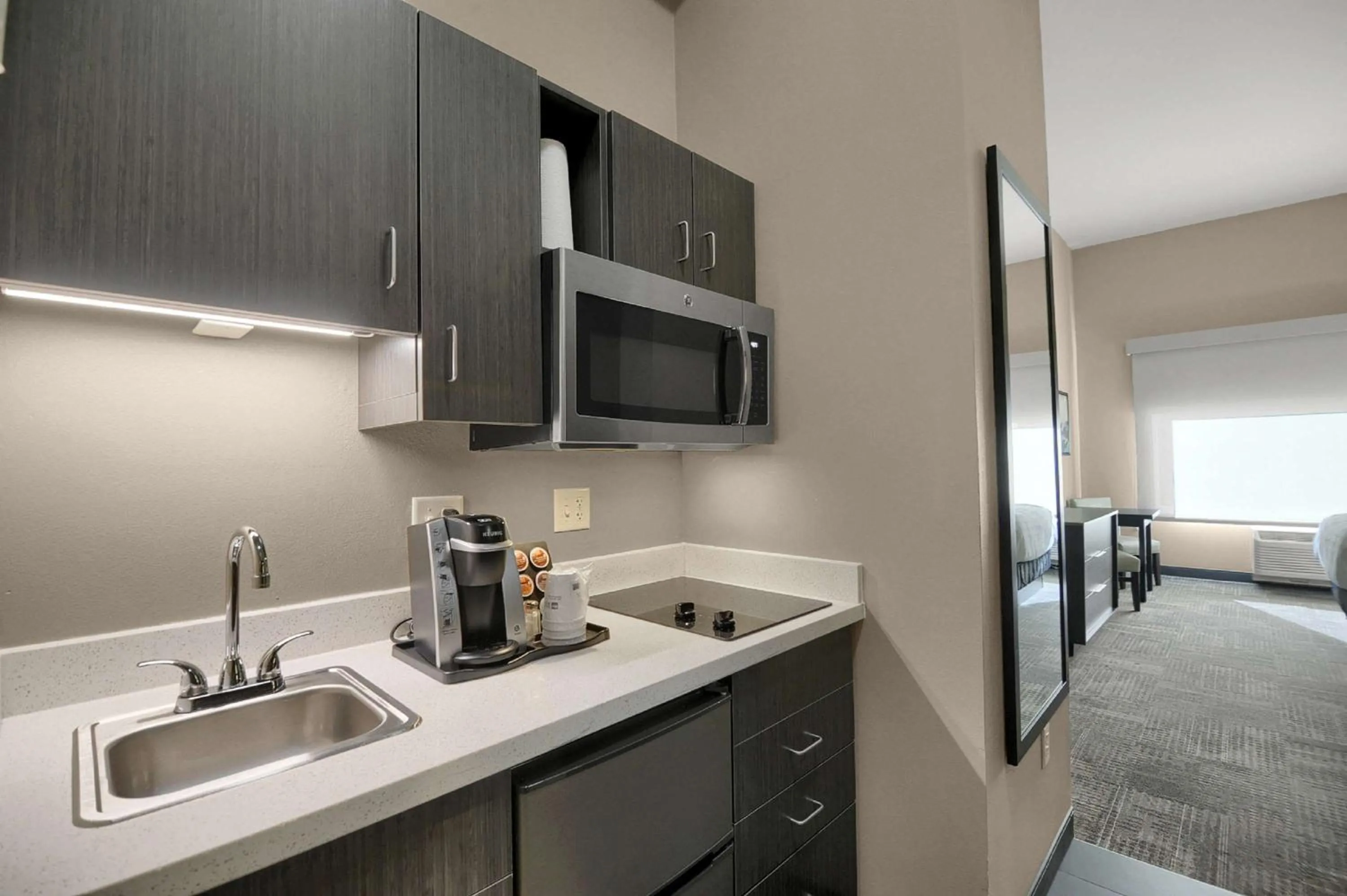 King Suite with Roll-In Shower and Full Kitchen - Disability/Non-Smoking in Best Western Plus Fillmore Inn & Suites