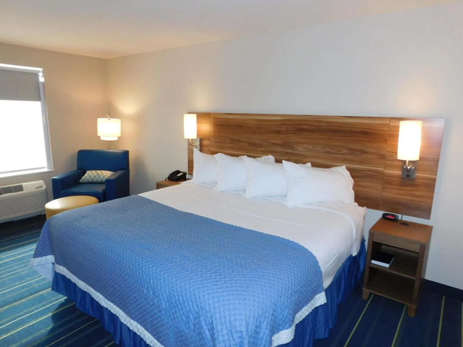 King Suite with One King Bed and Bathtub with Grab Bars - Mobility Accessible - Non-Smoking in Days Inn & Suites by Wyndham Kearney NE