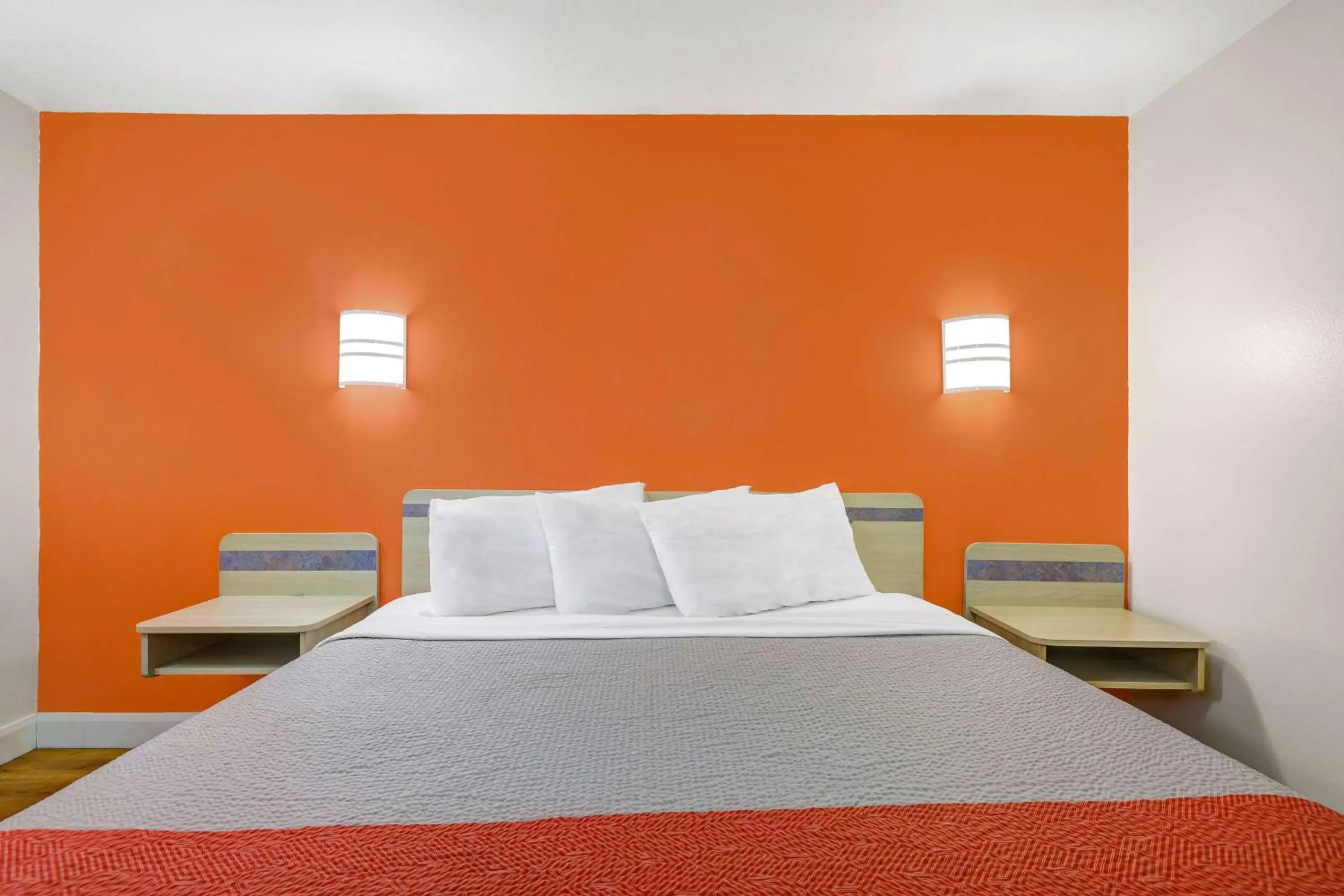 King Suite with Spa Bath in Motel 6-Beaver, UT