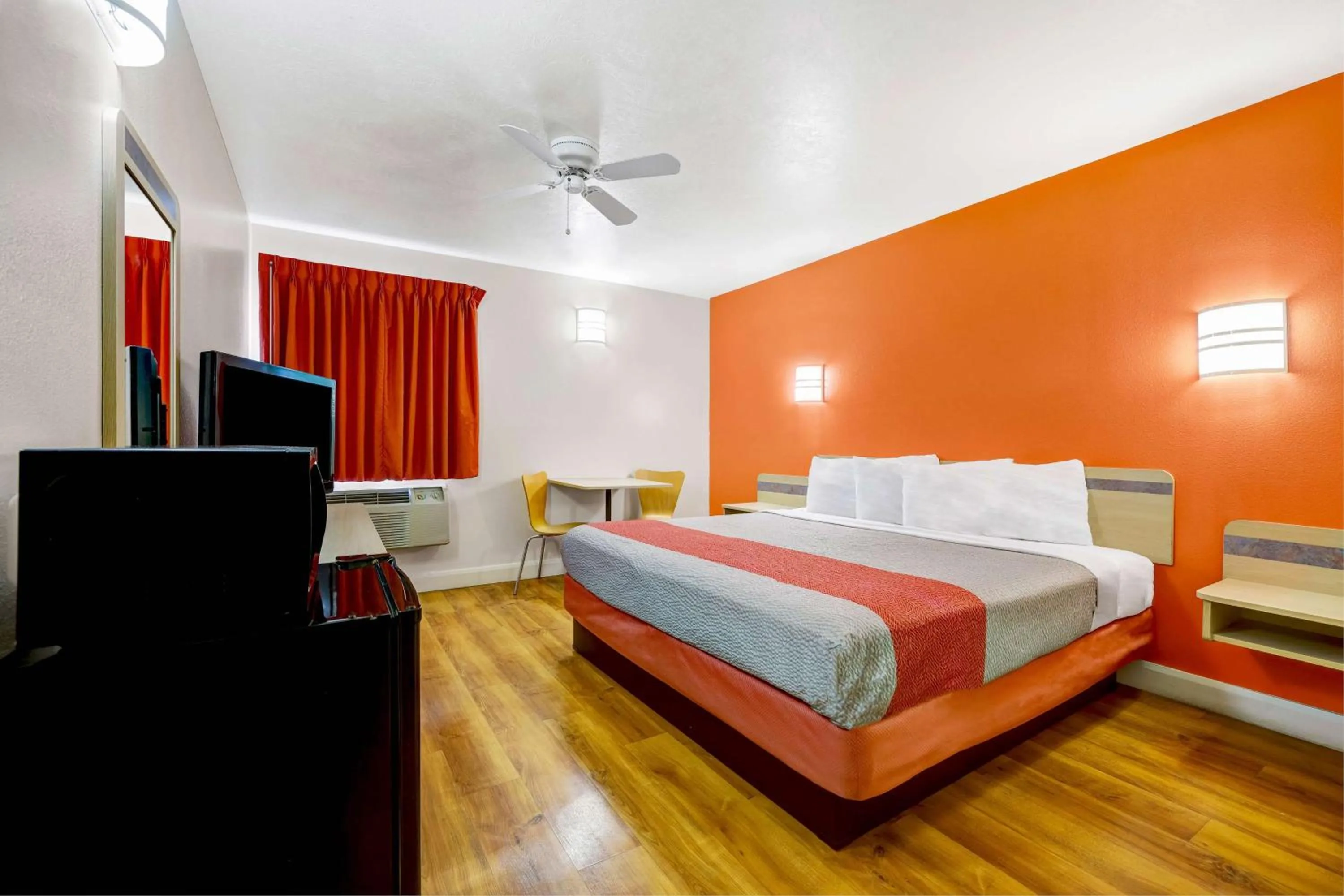 King Room with Roll-in Shower - Disability Access - Non-Smoking in Motel 6-Beaver, UT