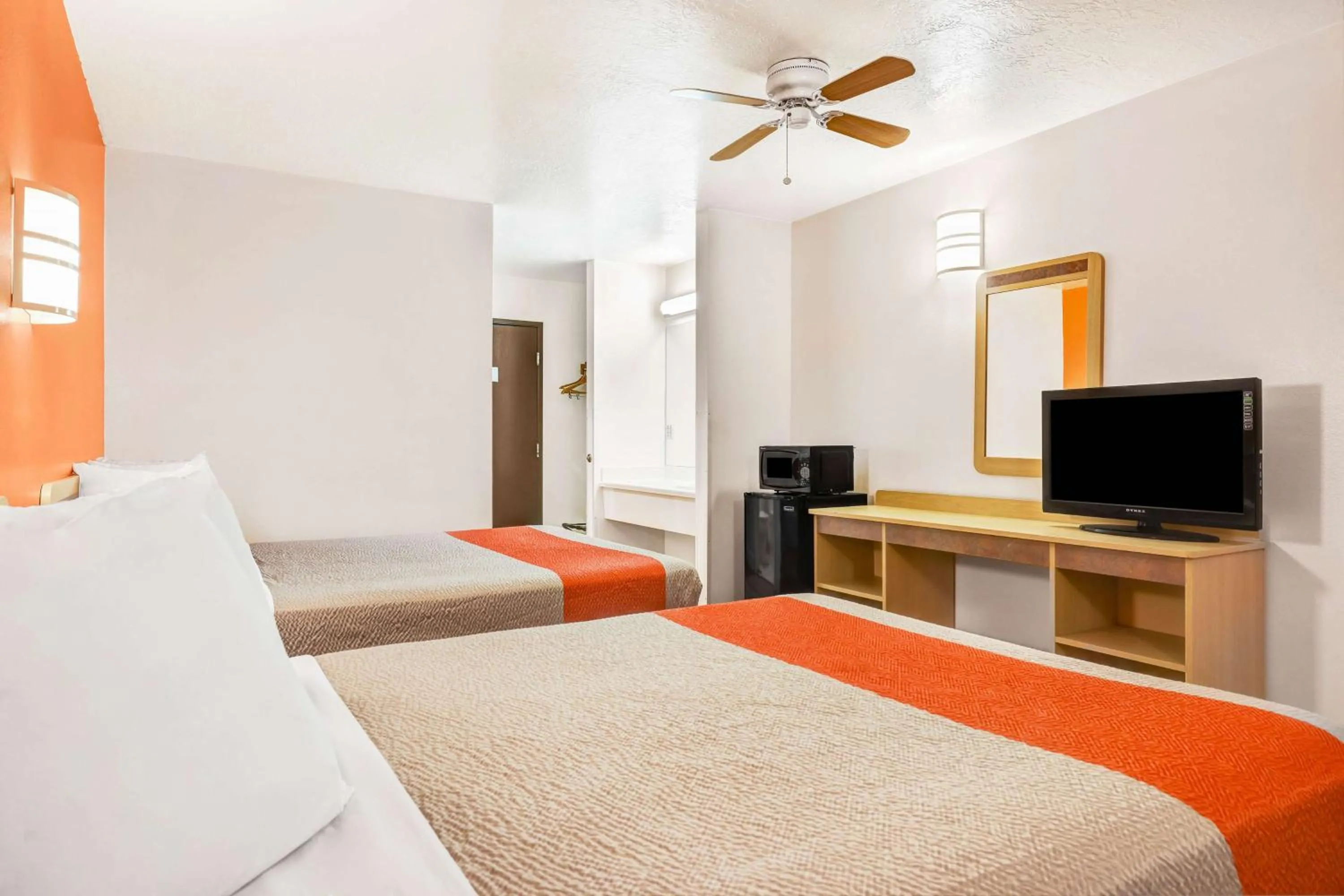 Queen Room with Two Queen Beds - Non-Smoking in Motel 6-Beaver, UT