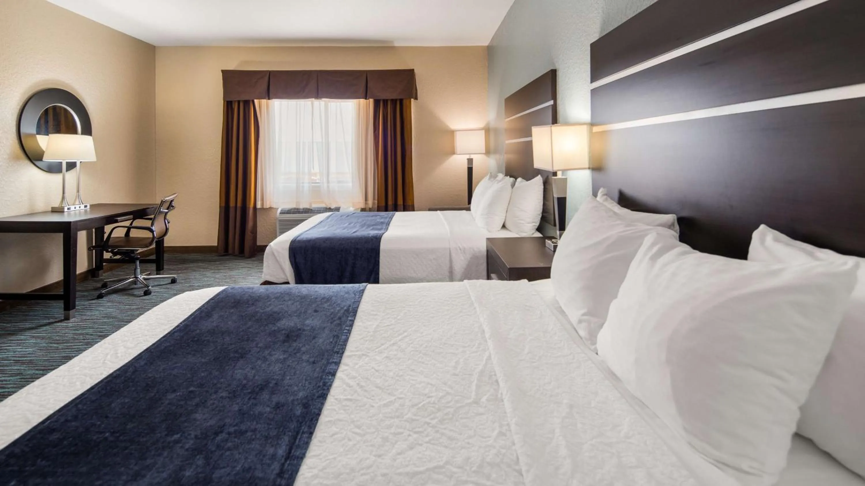 Queen Room with Two Queen Beds and Roll-In Shower in Best Western Plus Northwest Inn & Suites