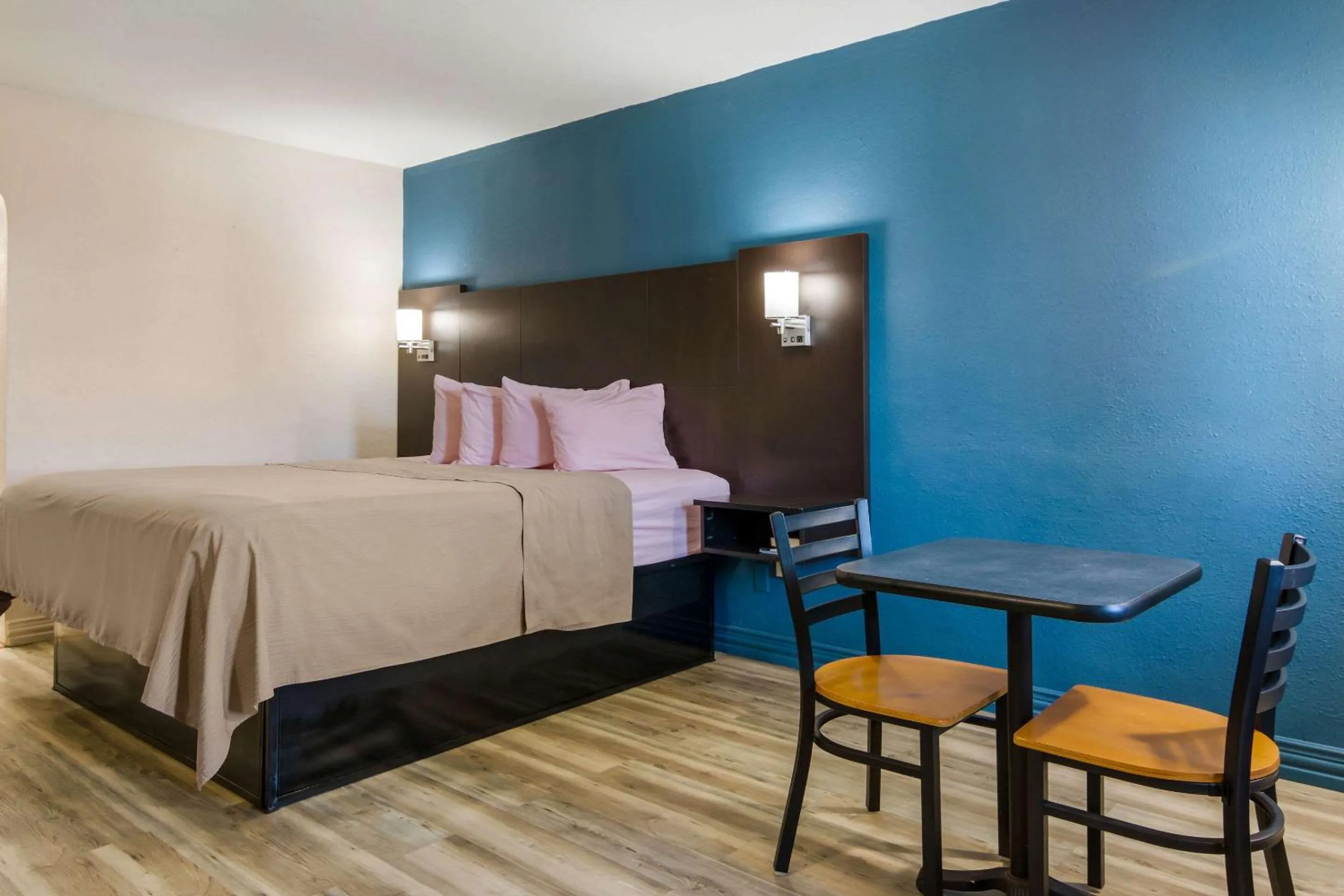 King Room - Smoking  in Rodeway Inn Broken Bow-Hochatown