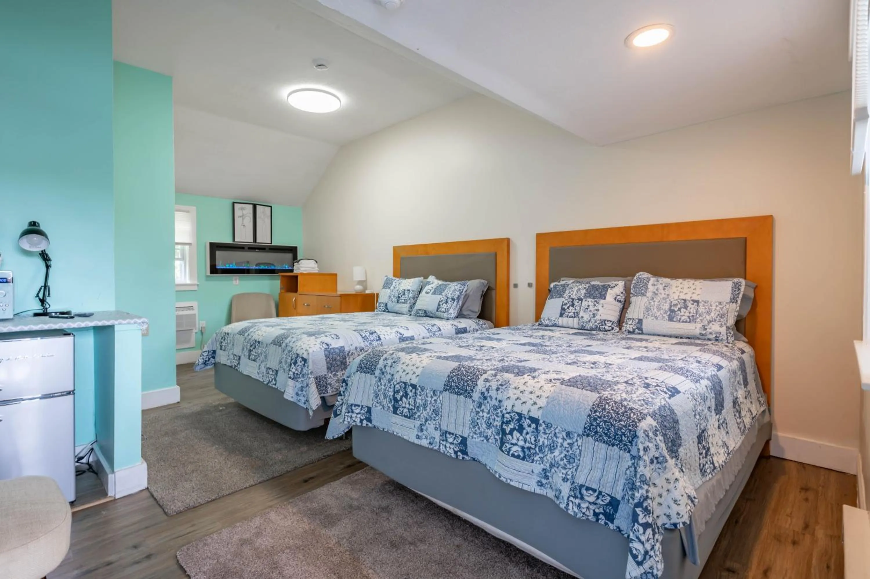 Deluxe Queen Room with Two Queen Beds in Jonathan Edwards Motel