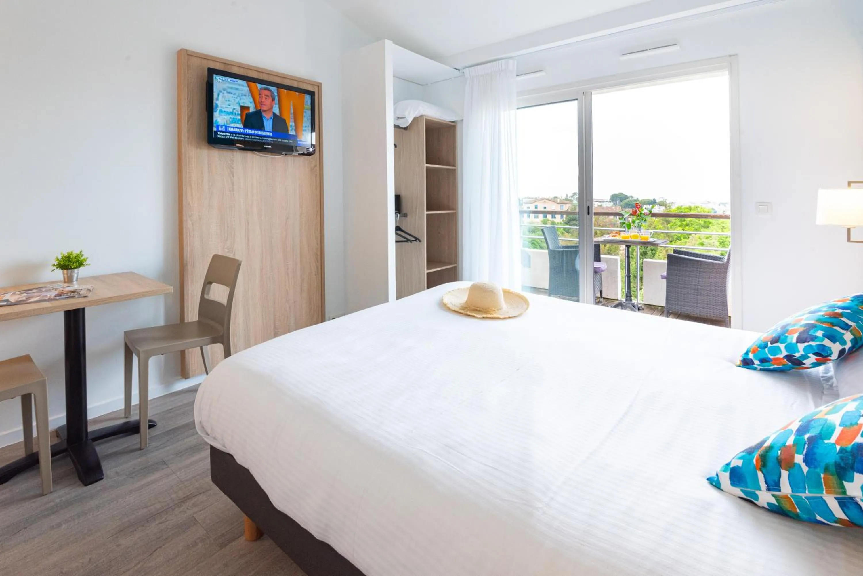 Studio with Pool View in Zenitude Hôtel-Résidences Le Cannet