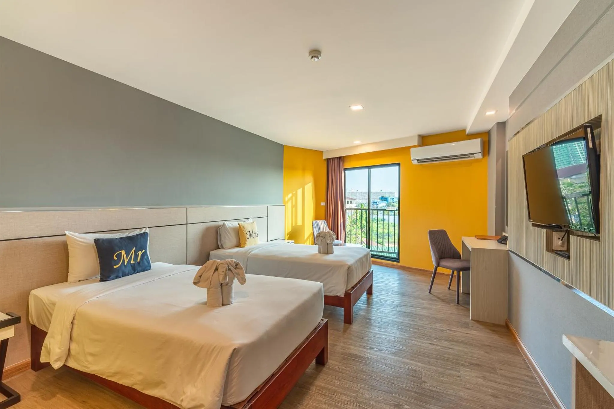 Deluxe Twin Room in LawinTa Hotel Pattaya