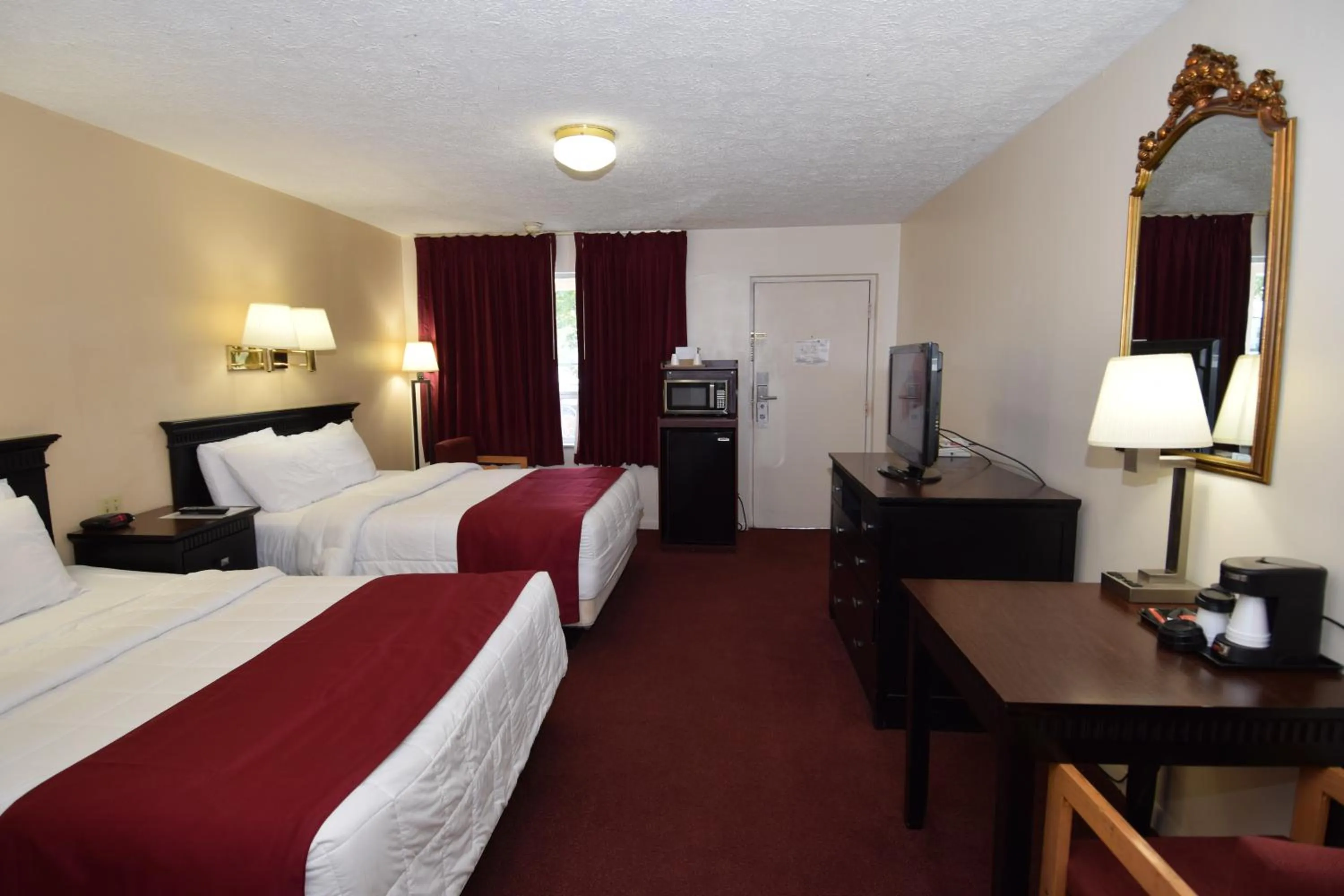 Double Room with Two Double Beds - Smoking in Knights Inn Oswego East