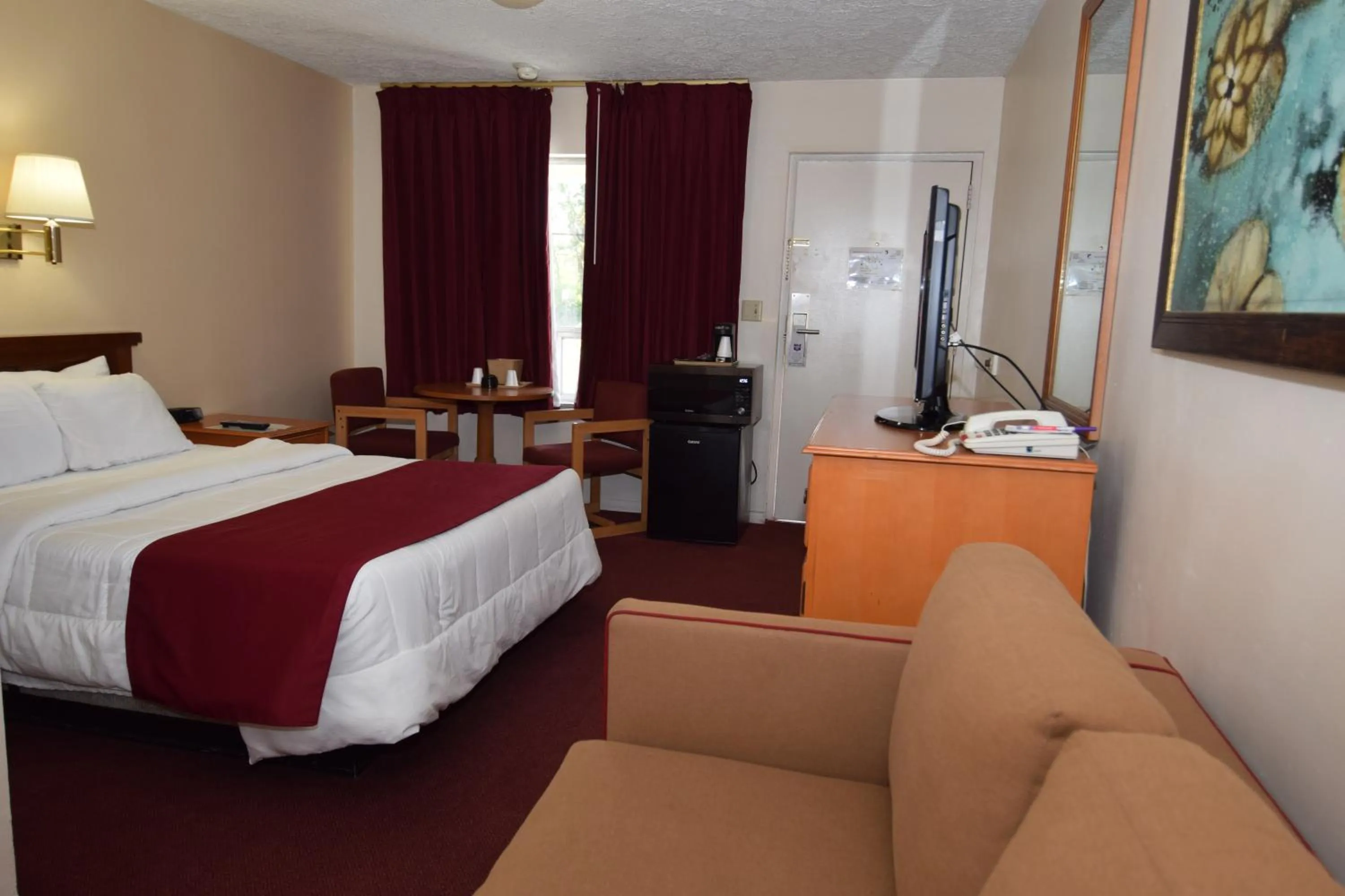 Queen Room - Non-Smoking in Knights Inn Oswego East