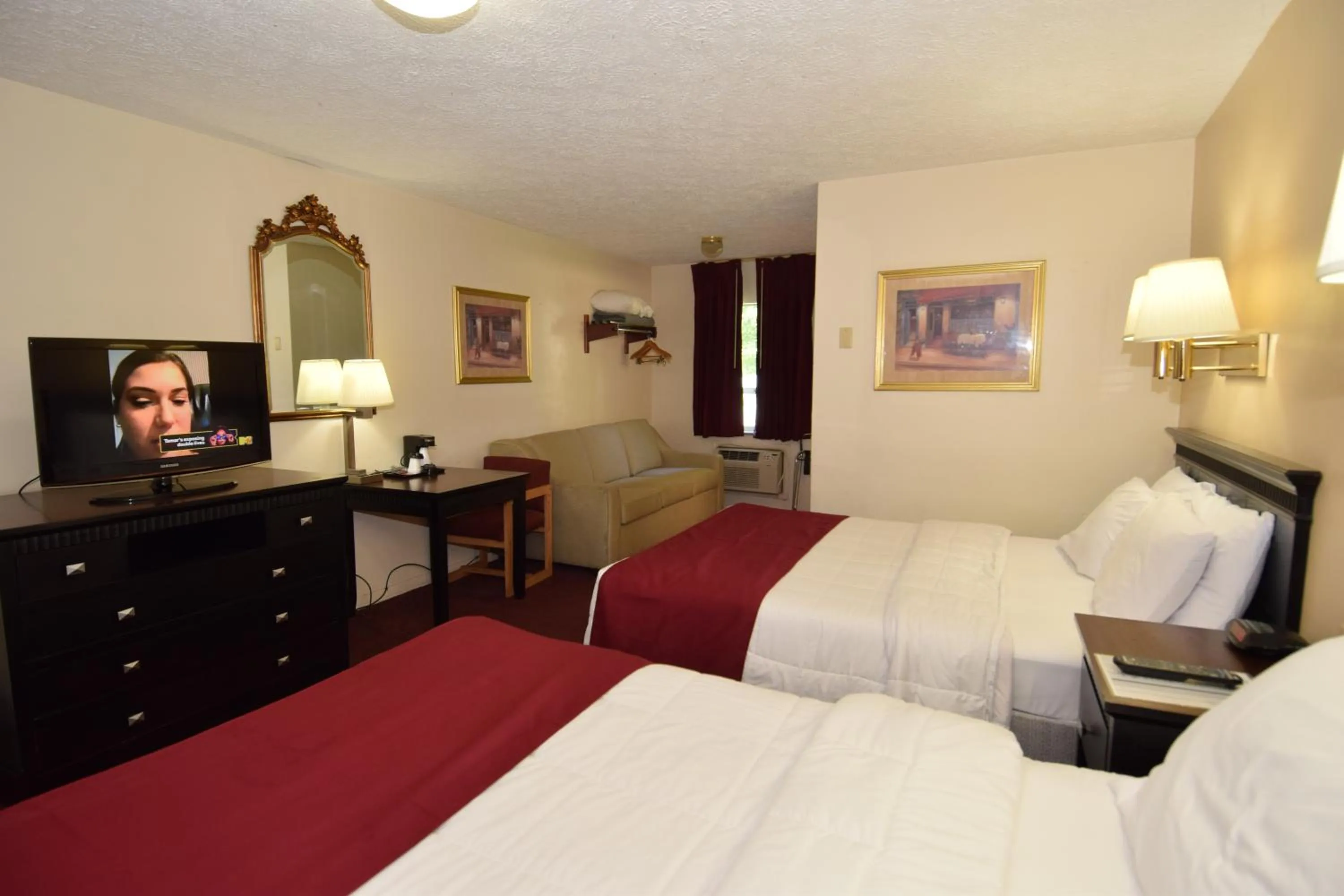 Deluxe Queen Room in Knights Inn Oswego East