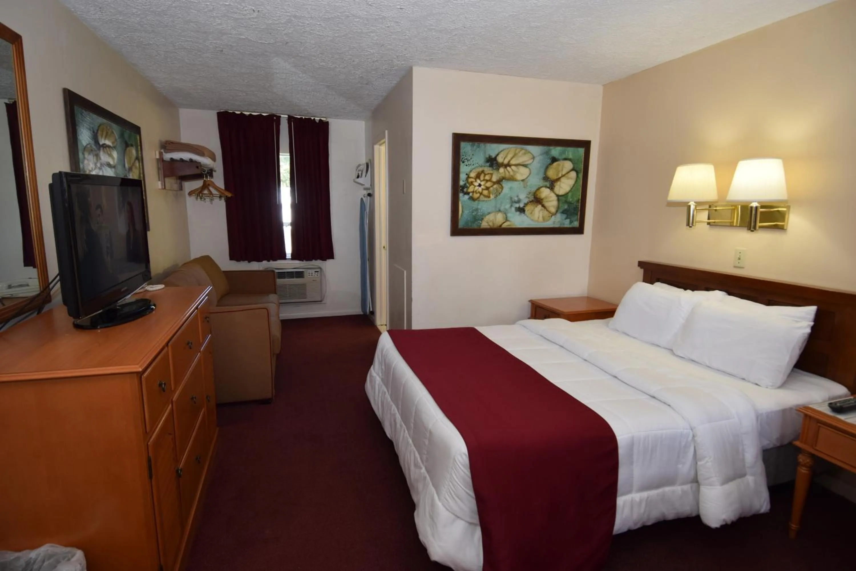 Queen Room - Smoking in Knights Inn Oswego East