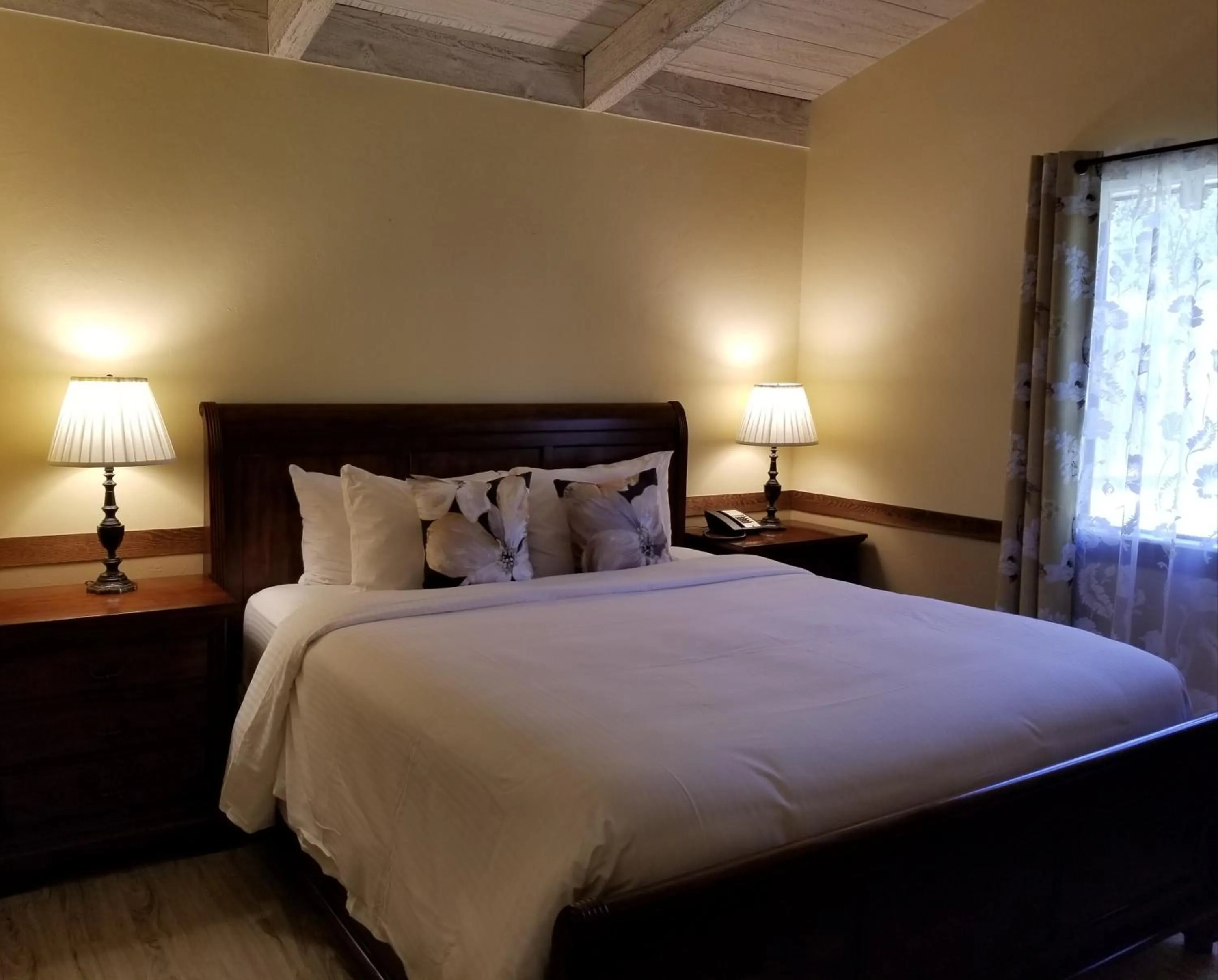 Standard Double Room with Shared Bathroom in Carmel Valley Lodge