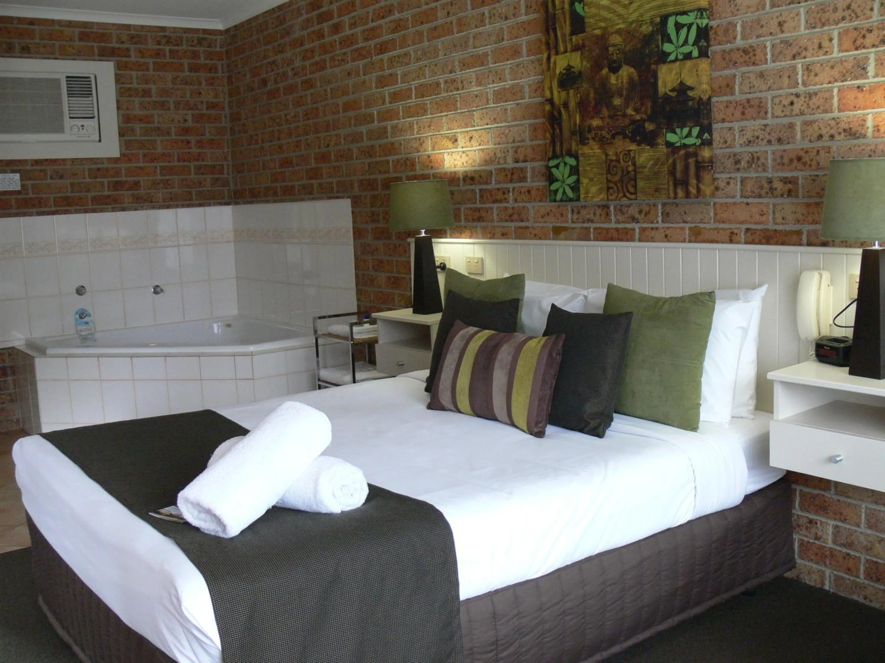 Suite with Spa Bath in Begonia City Motor Inn