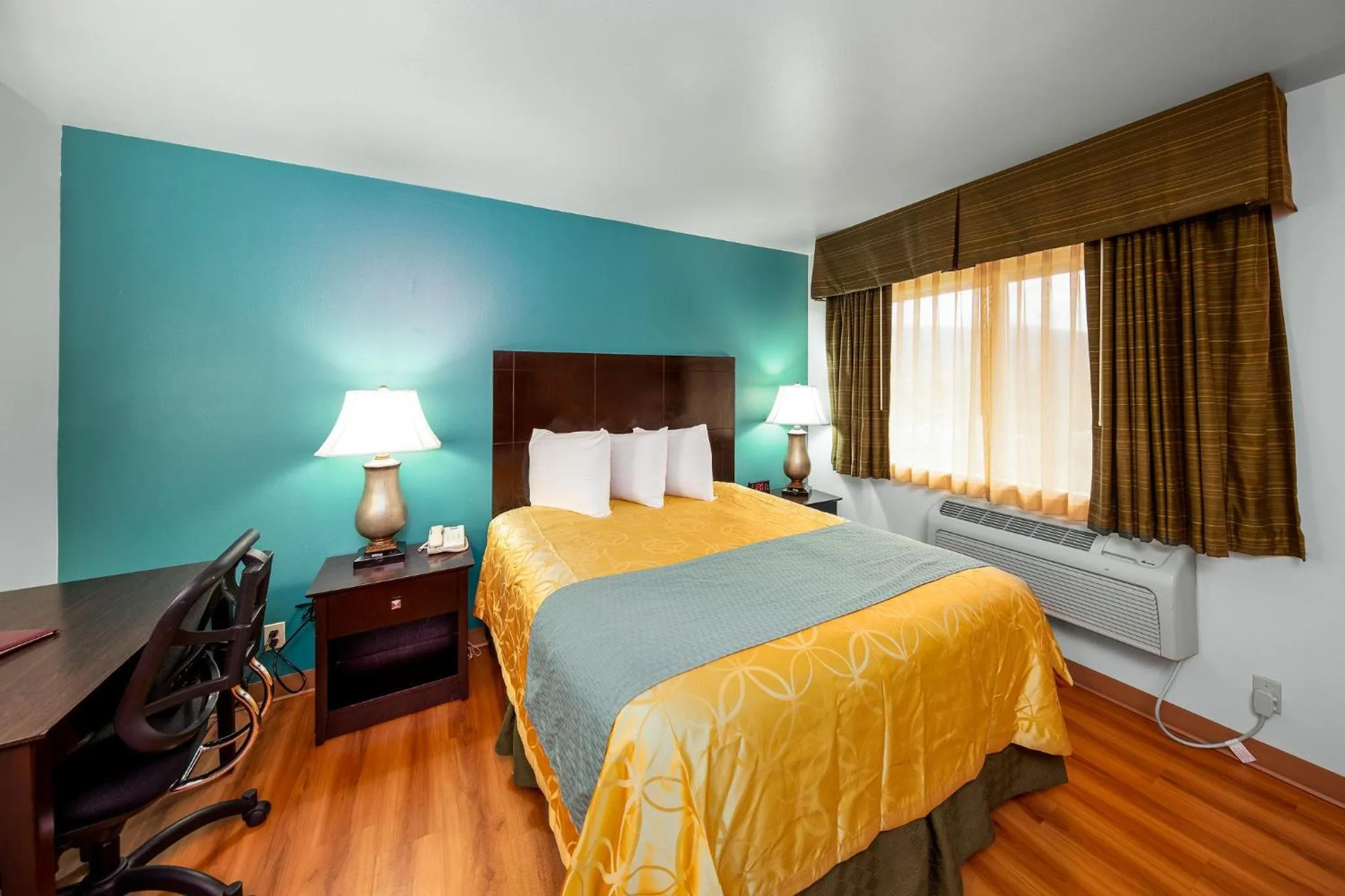 Queen Room in Sunset Motel Hood River