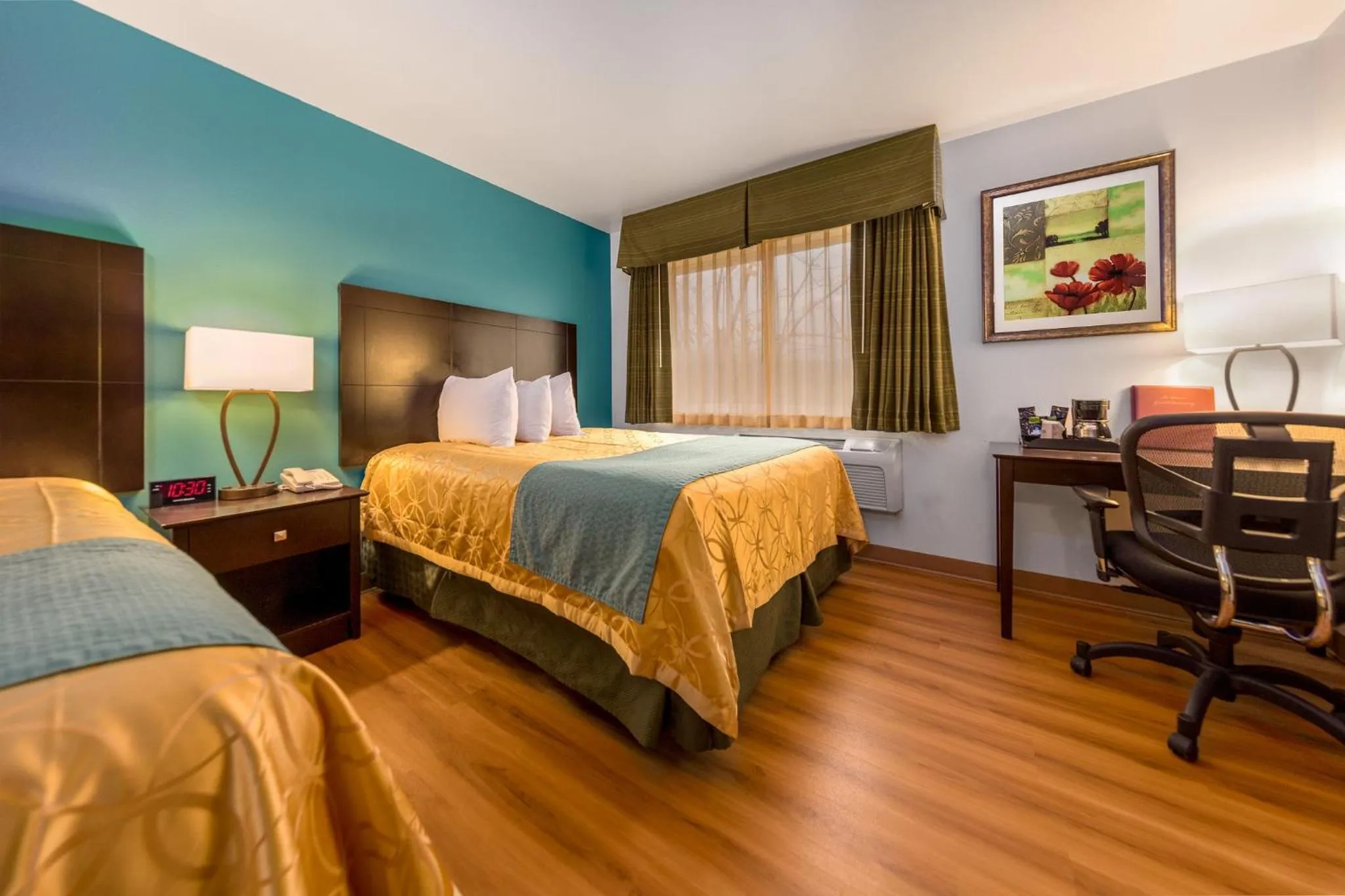 Queen Room with Two Queen Beds - Not Pet Friendly in Sunset Motel Hood River