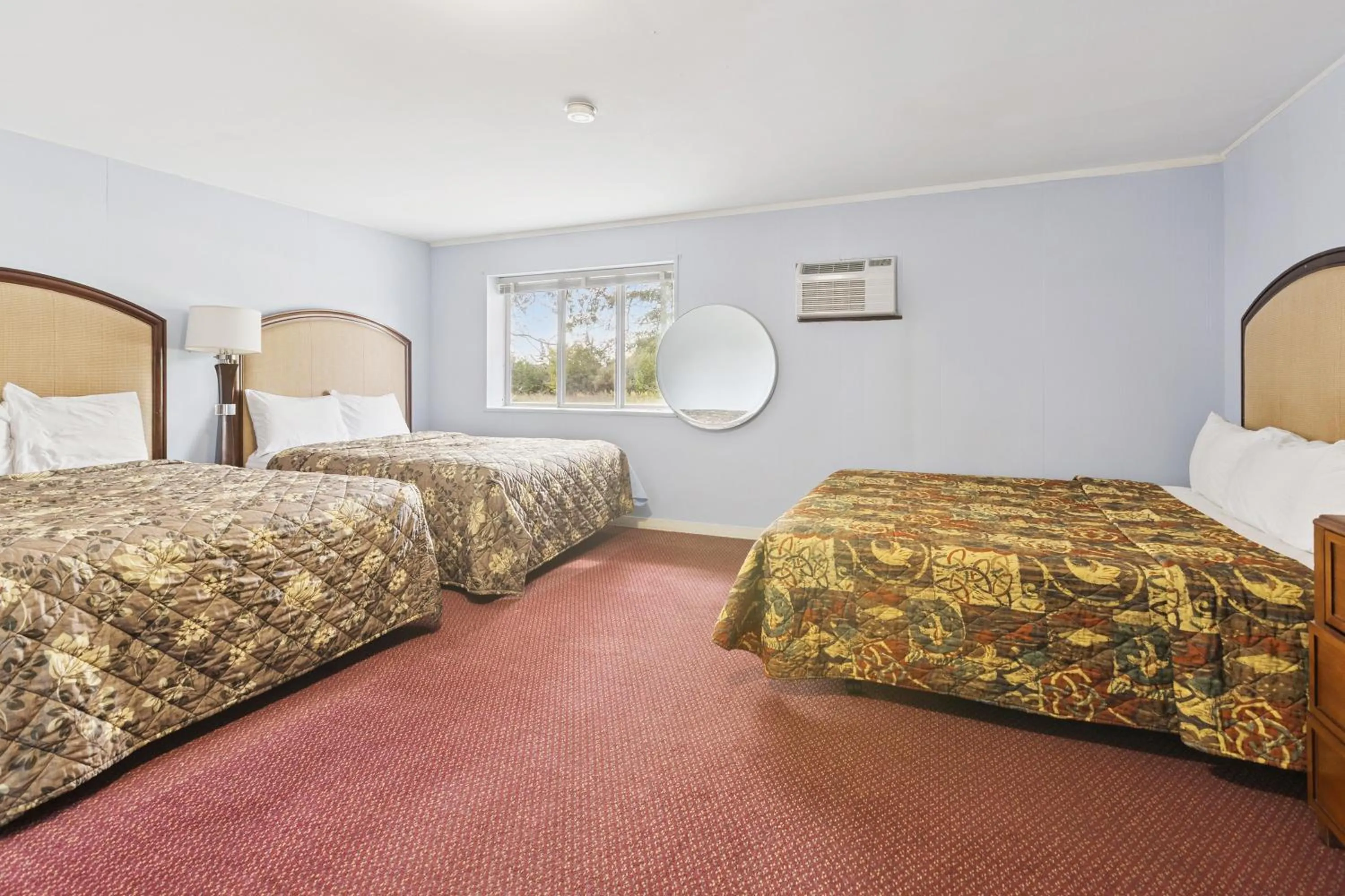 1 King Bed & 2 Queen Beds Non - Smoking in Heidelberg Motel by Capital O Bridgeport Frankenmuth I 75