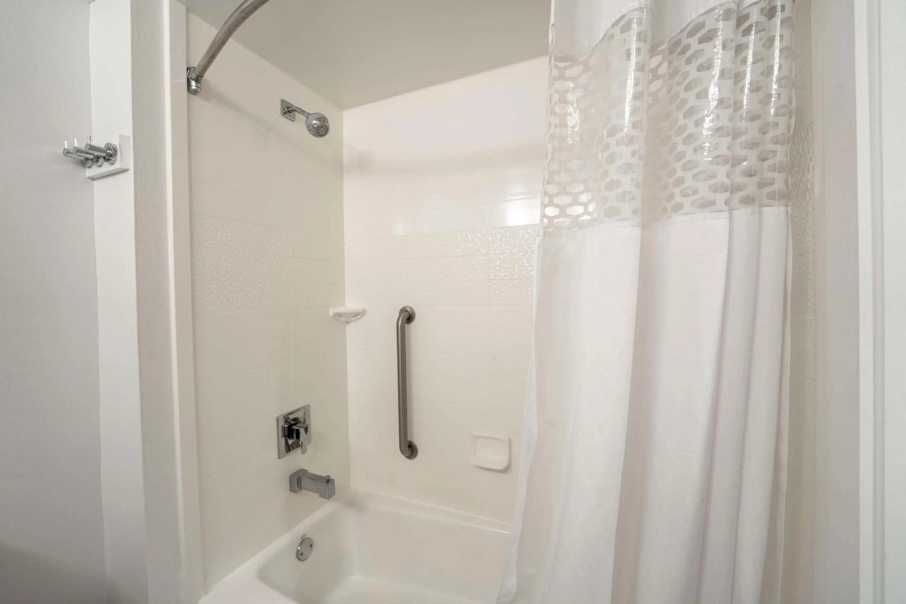 King Room with Accessible Tub - Mobility and Hearing Access/Non-Smoking in Hampton Inn Jacksonville South/I-95 at JTB