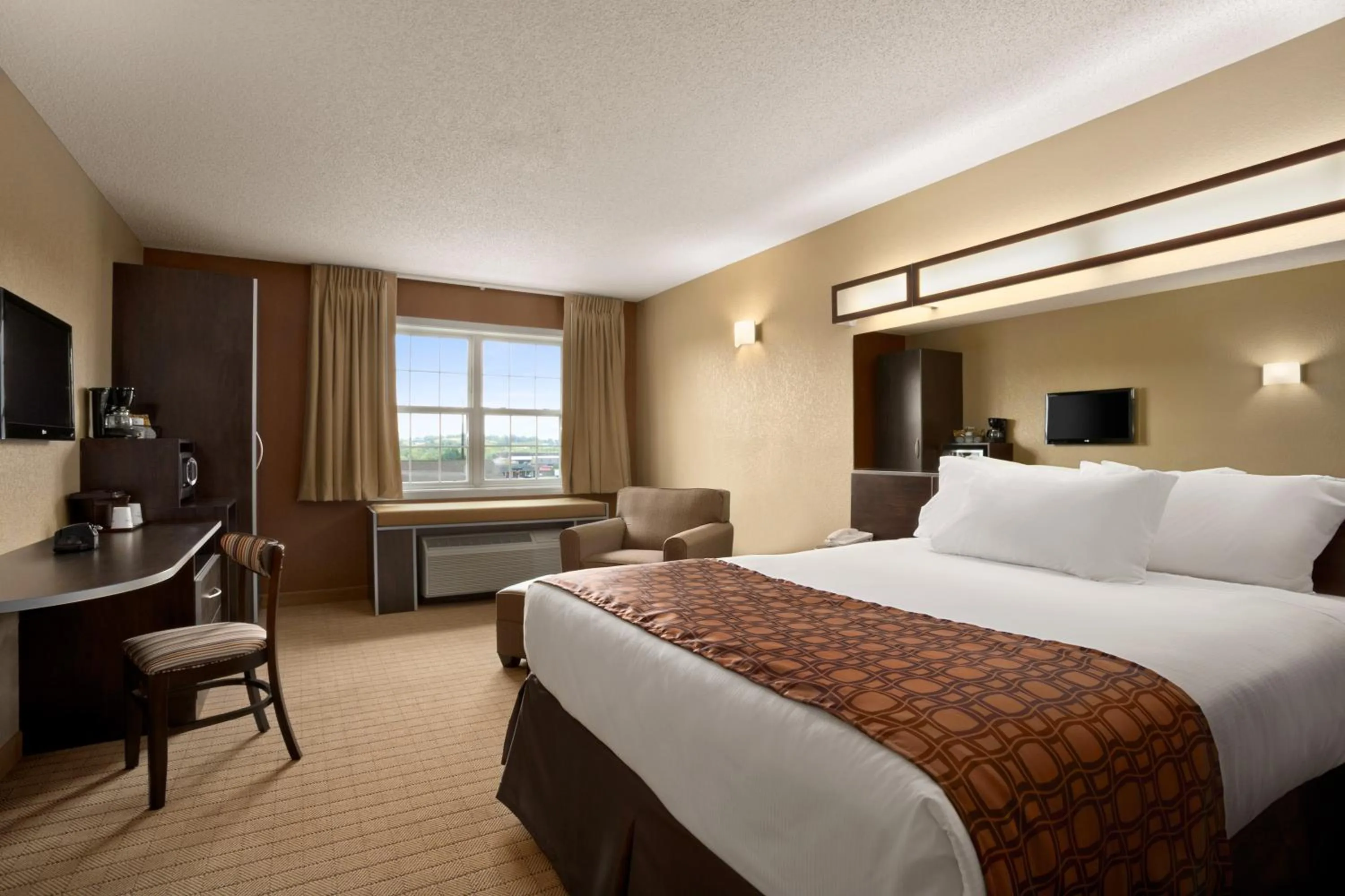 Queen Room - Non-Smoking in Microtel Inn & Suites By Wyndham Mineral Wells/Parkersburg