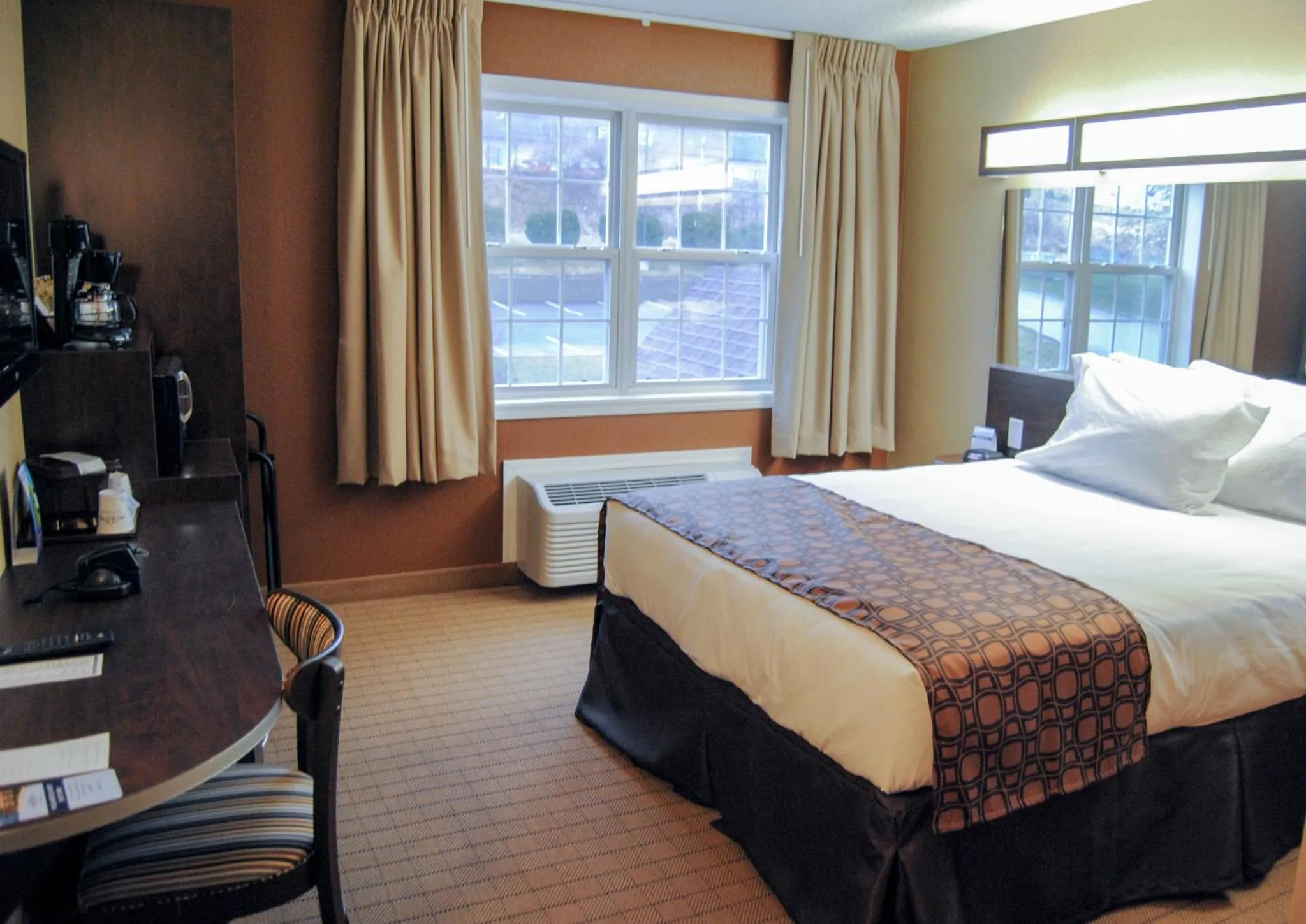 Queen Room with Roll-In Shower - Mobility Accessible/Non-Smoking in Microtel Inn & Suites By Wyndham Mineral Wells/Parkersburg