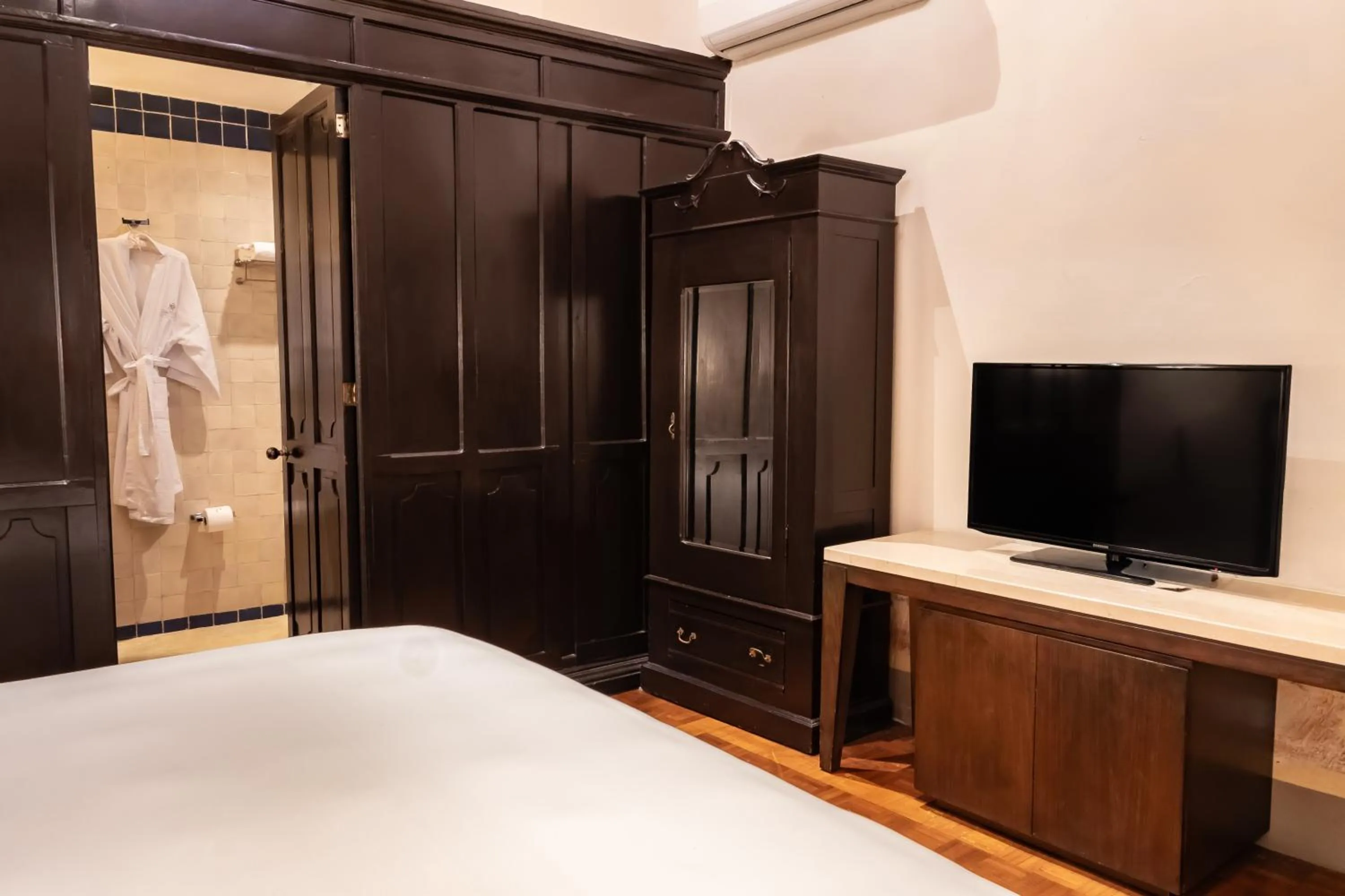 Novicias King Size Bed in Quinta Real Puebla