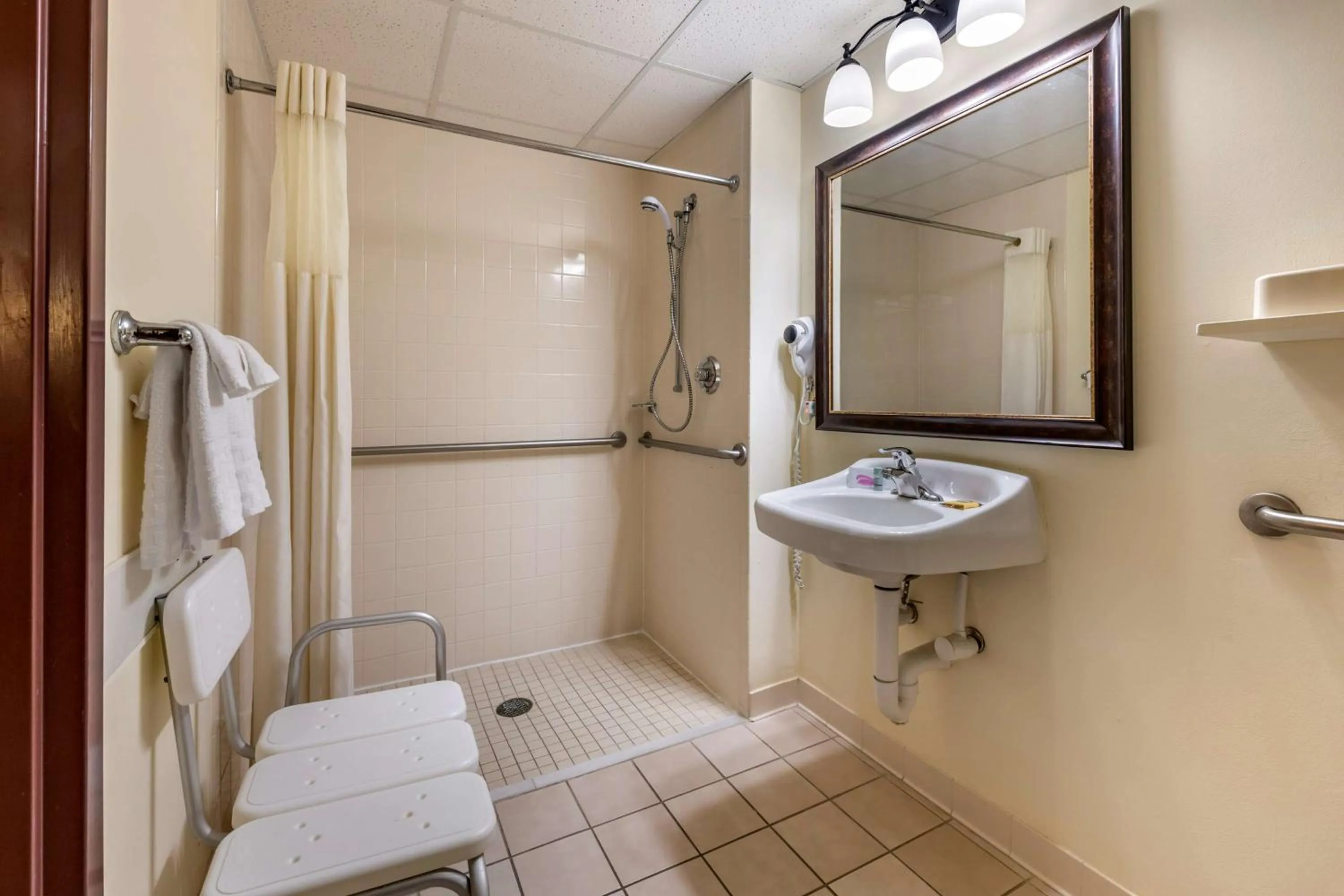 Queen Room with Roll-in Shower - Disability Access - Non-smoking in Best Western Gateway Grand