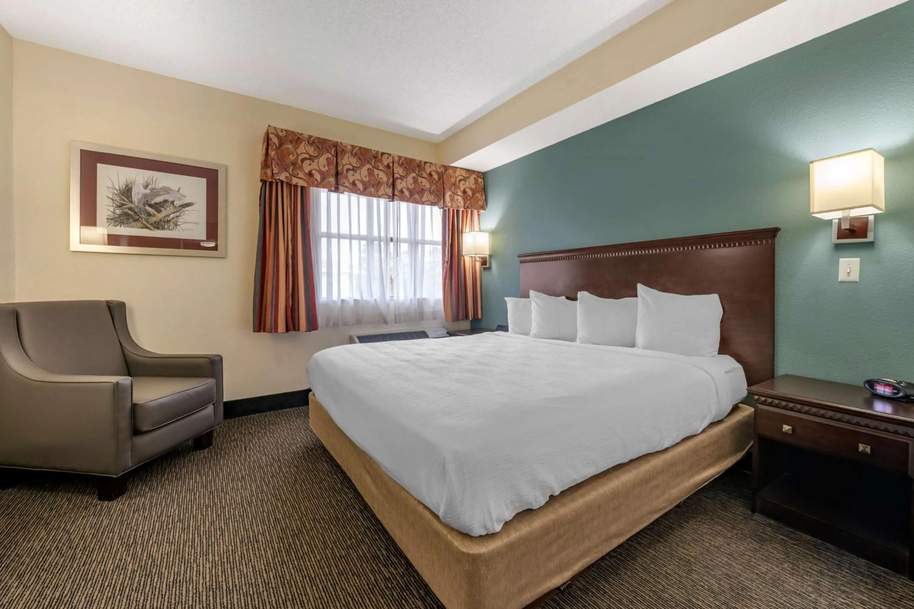 King Room with Roll-in Shower - Disability Access/Non-Smoking in Best Western Gateway Grand