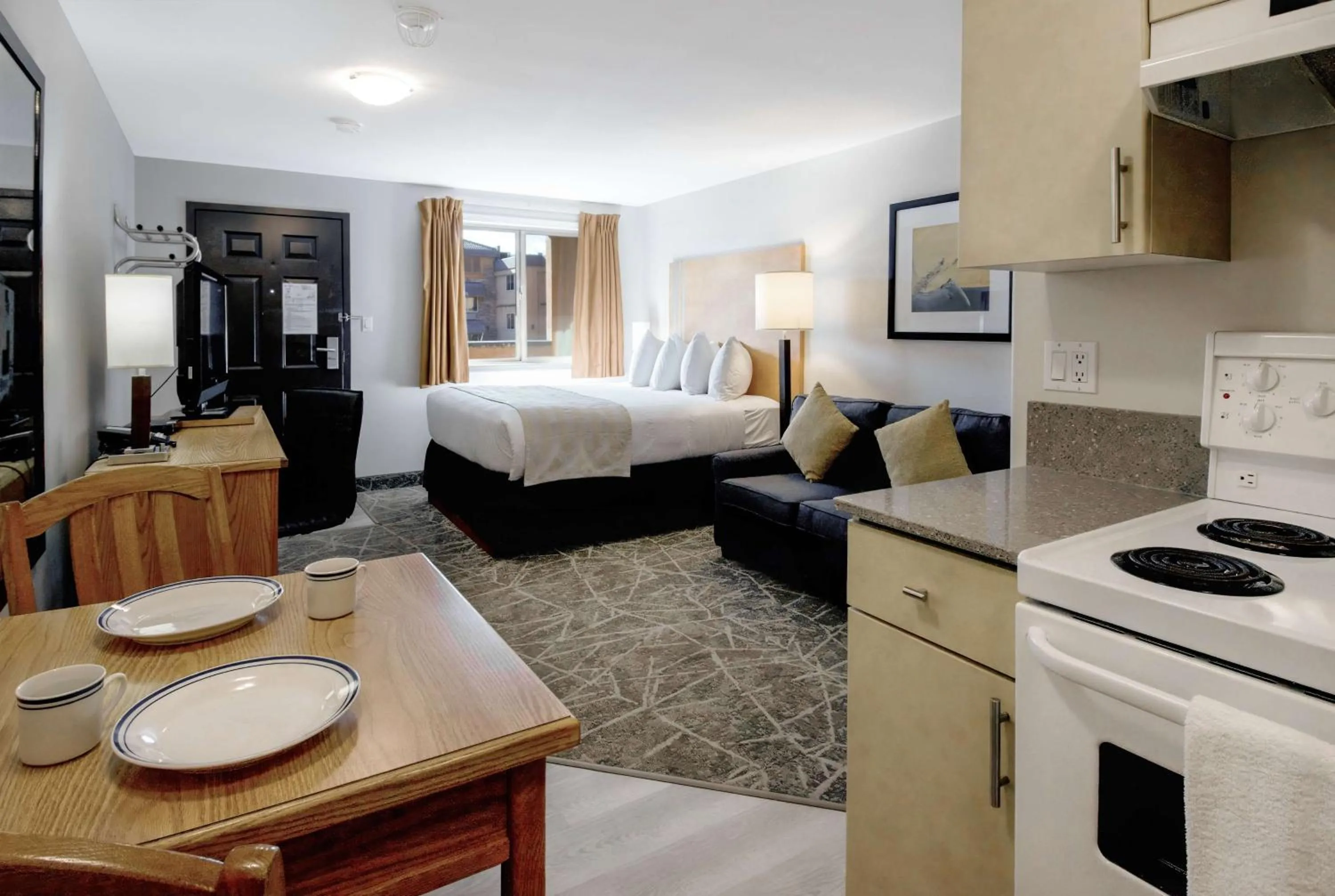 Coast Queen with Kitchenette in Coast Osoyoos Beach Hotel