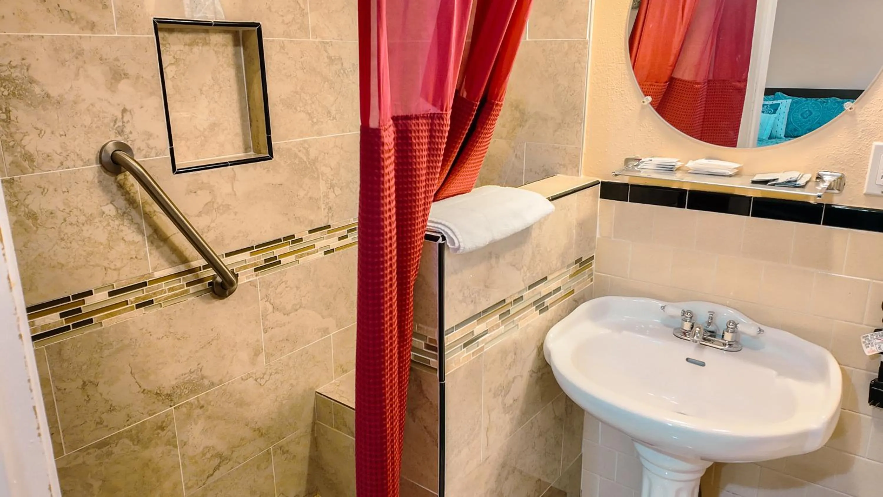 Queen Room in Briarcliff Motel