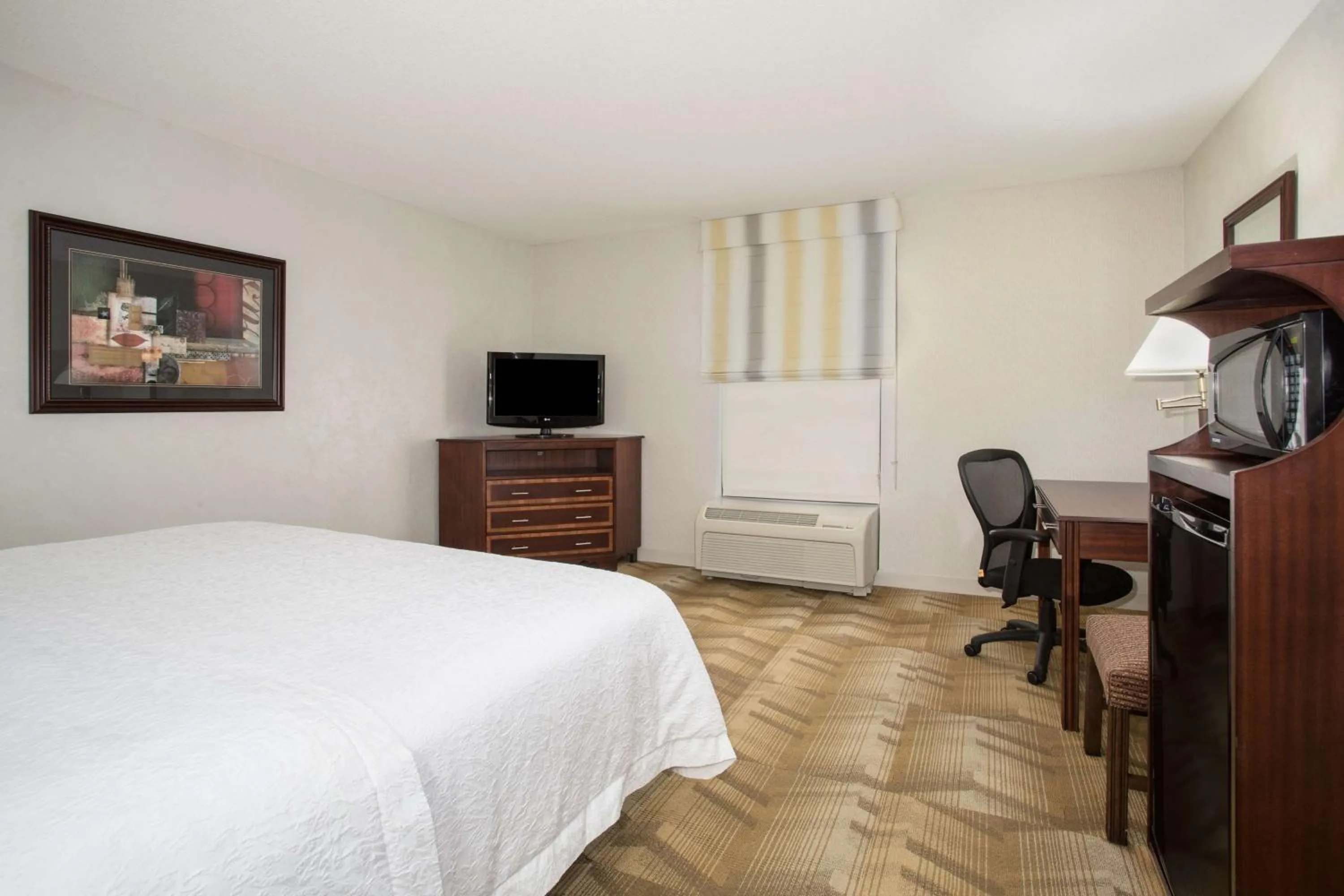 King Room with Microwave and Refrigerator - Non-Smoking in Hampton Inn Siloam Springs