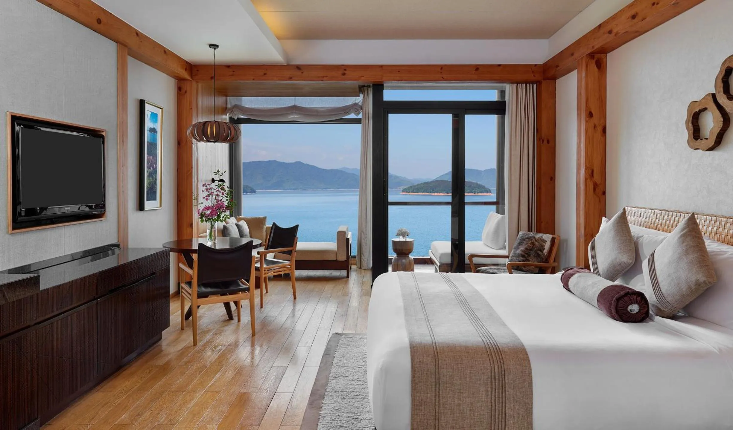 Premium King Room with Lake View in InterContinental One Thousand Island Lake Resort, an IHG Hotel