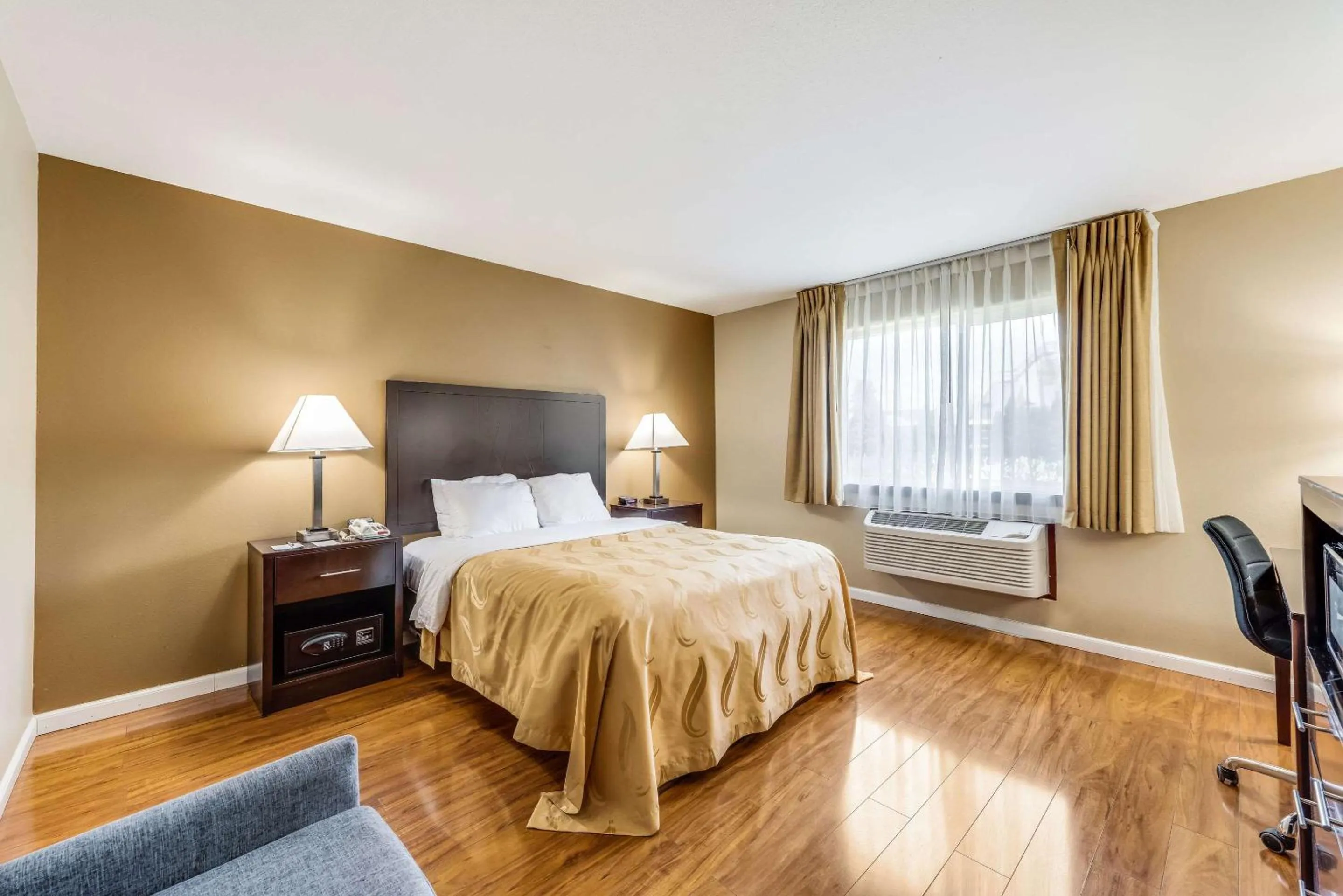 Queen Room - Pet Friendly/Non-Smoking in Quality Inn Cle Elum-Ellensburg