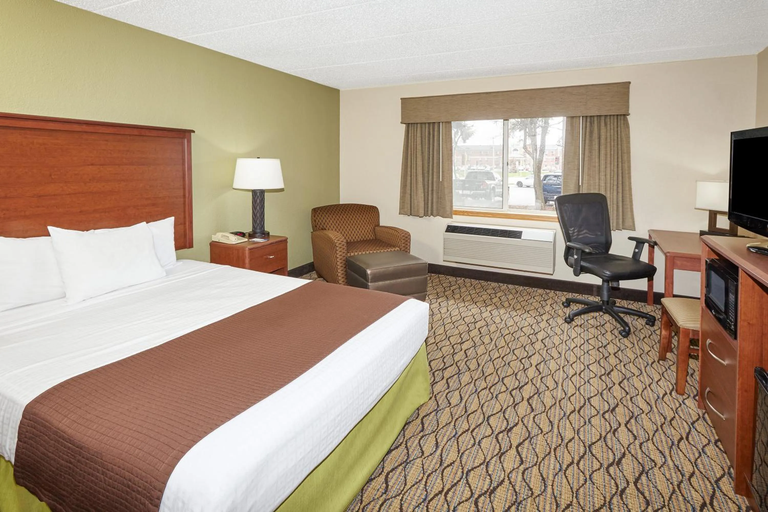 Queen Room - Mobility Access/Non-Smoking in AmericInn by Wyndham Sheboygan