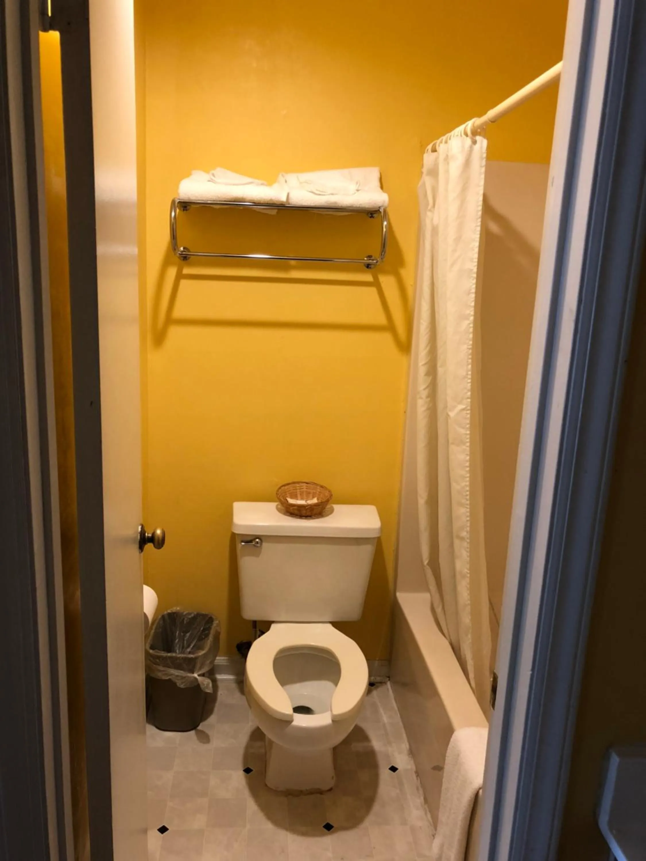 Queen Room with Two Queen Beds - Smoking in Americas Best Value Inn - Jonesville