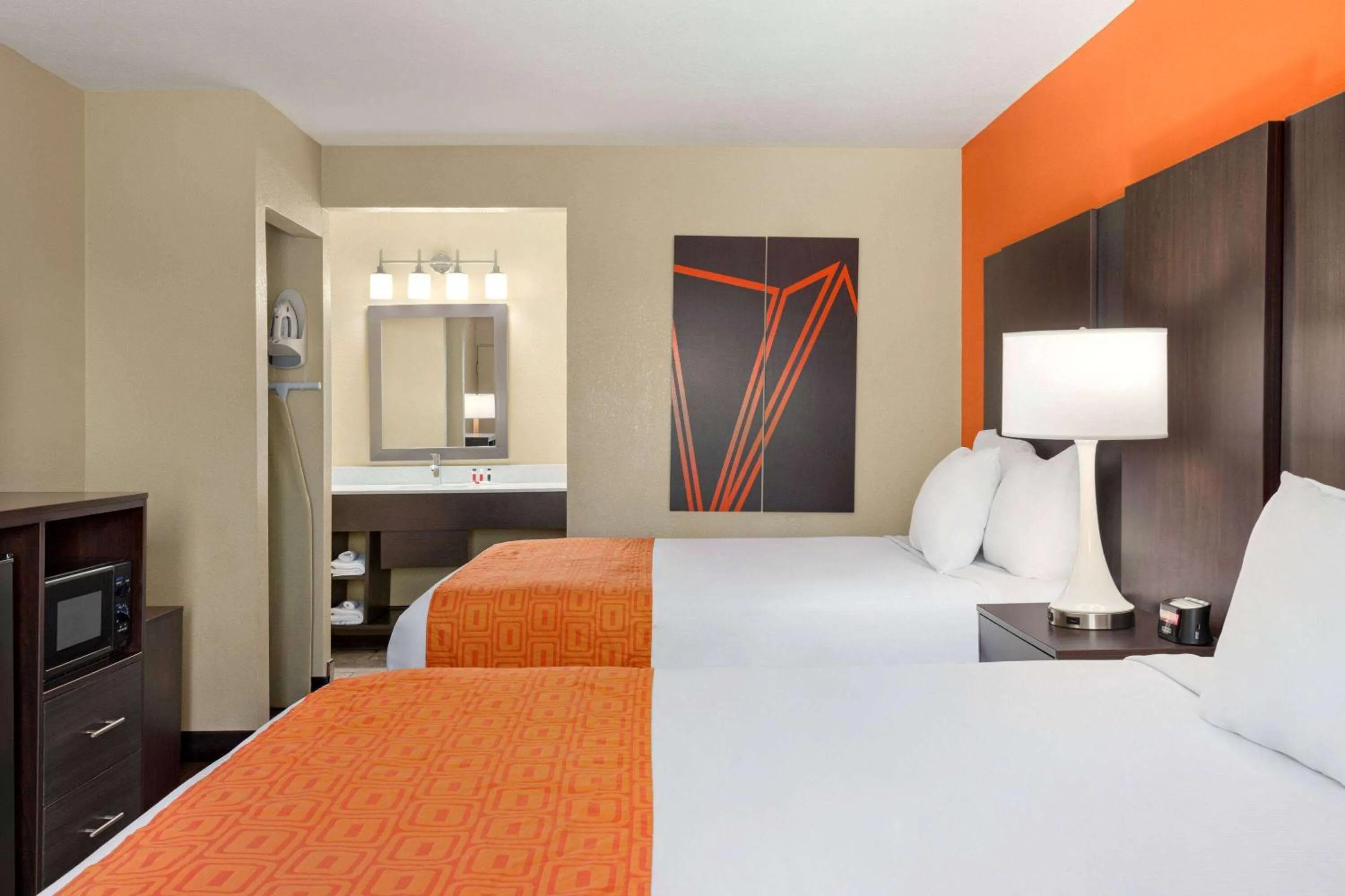 Queen Room with Two Queen Beds - Non-Smoking in Howard Johnson by Wyndham Pigeon Forge