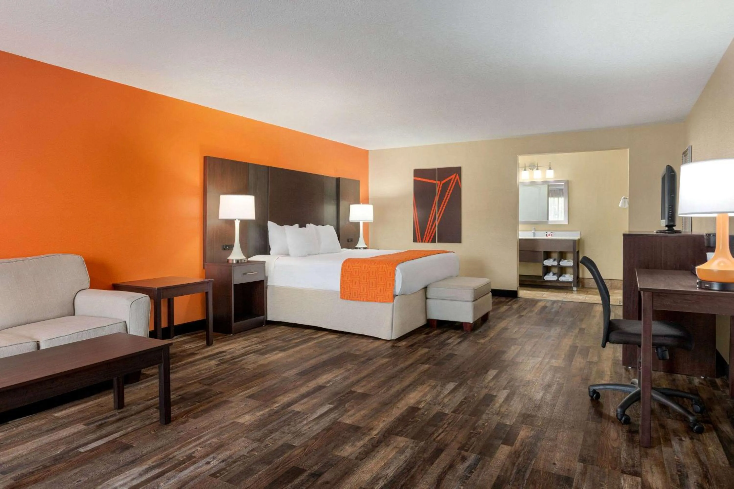 Deluxe King Room in Howard Johnson by Wyndham Pigeon Forge