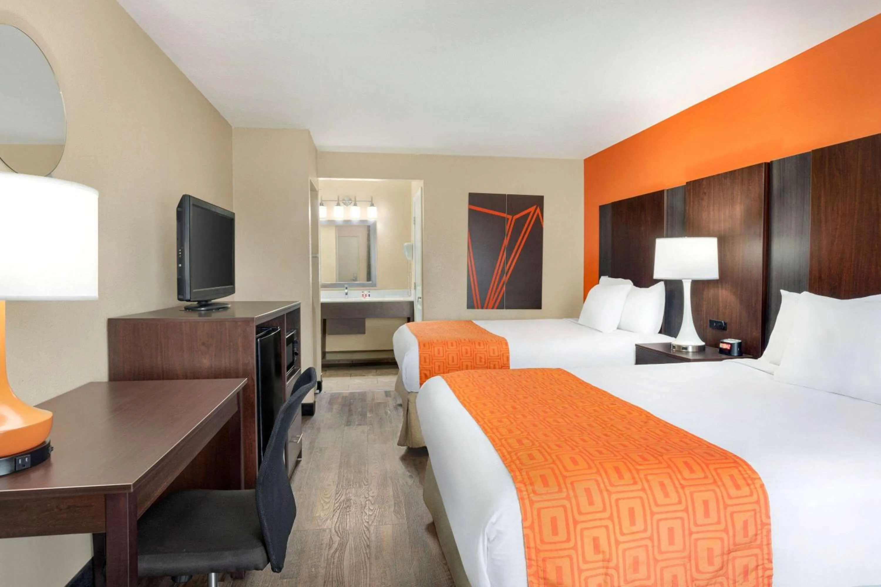 Queen Room with Two Queen Beds - Disability Access/Non-Smoking in Howard Johnson by Wyndham Pigeon Forge