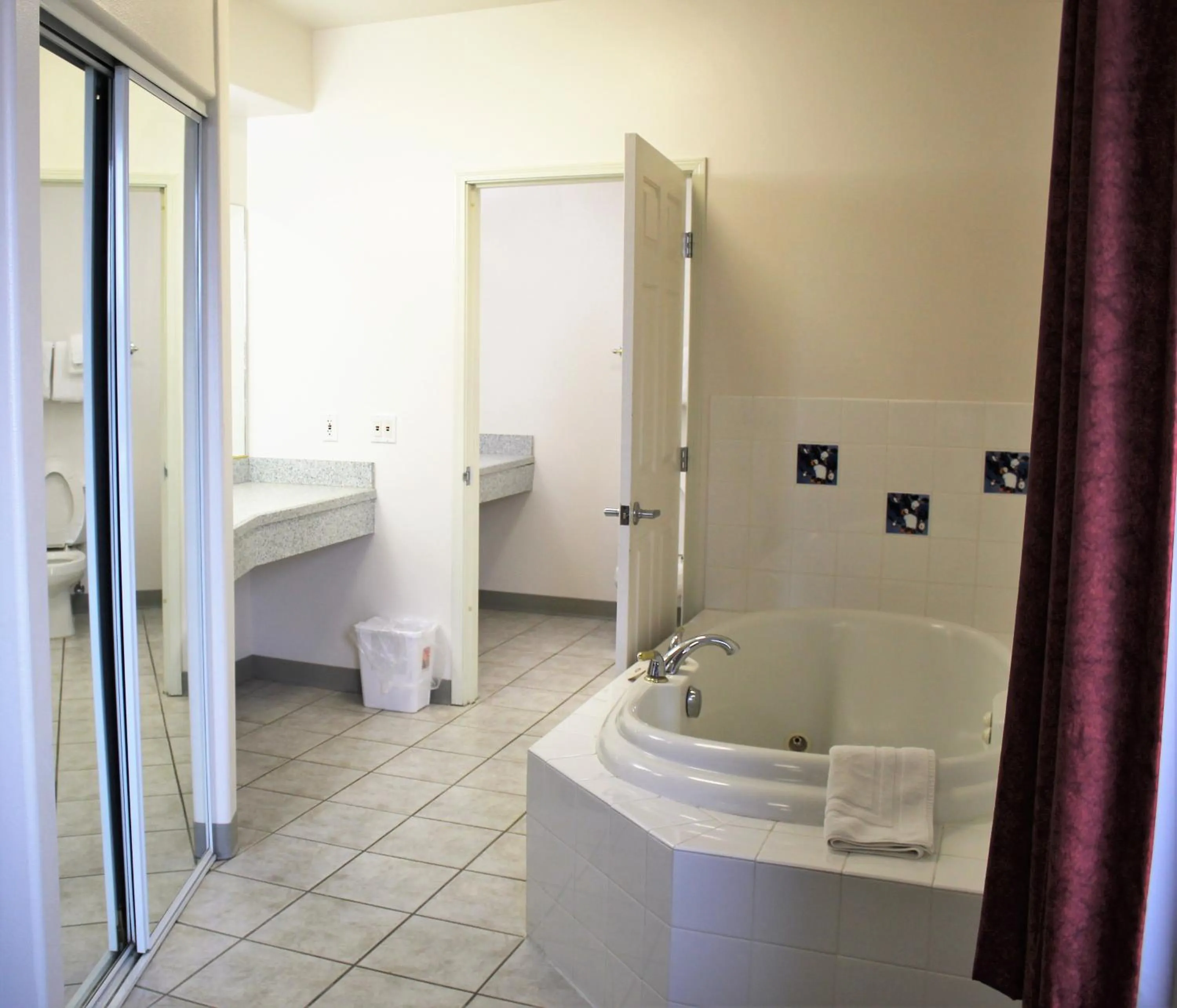 Deluxe Queen Suite in Puffin Inn